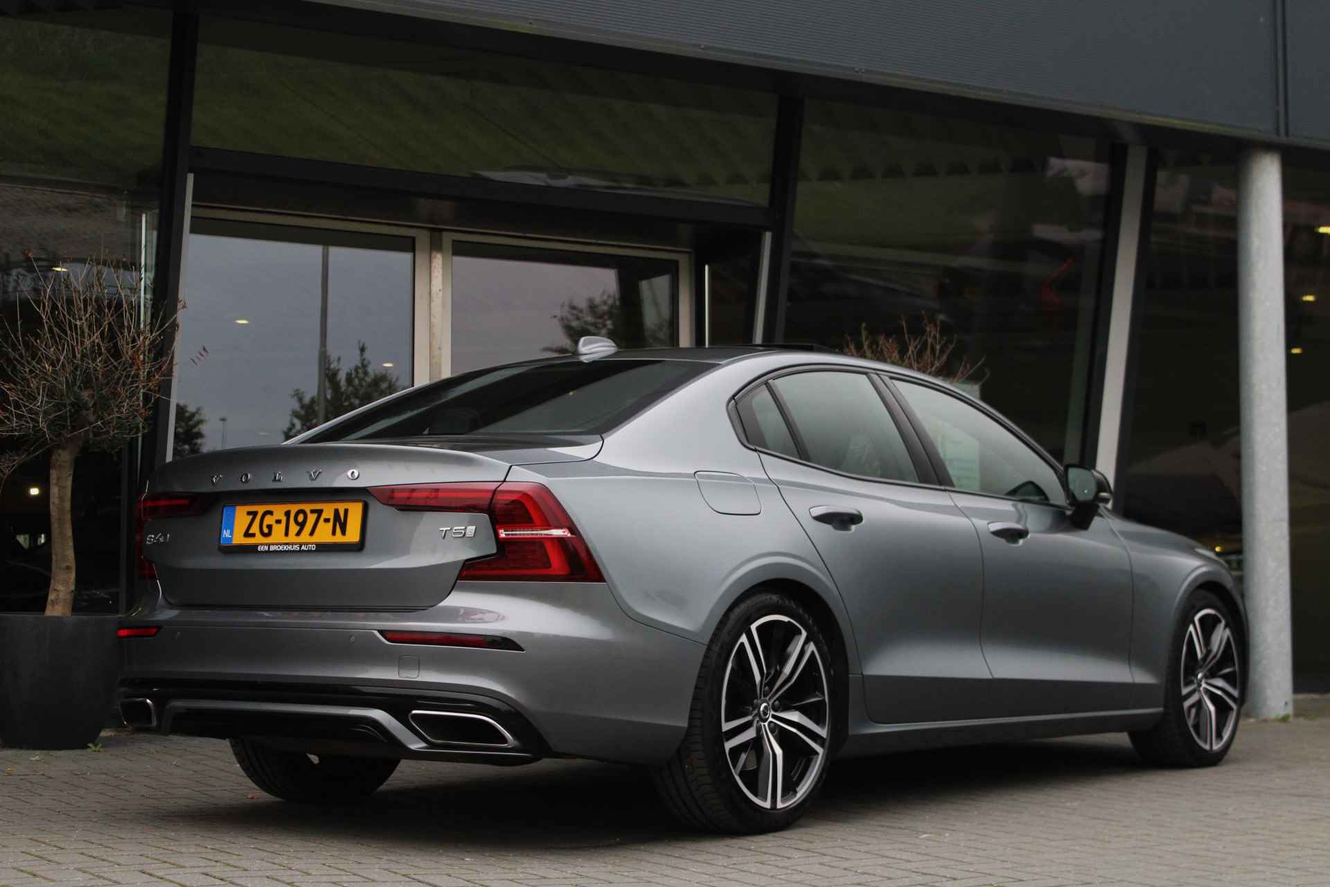 Volvo S60 T5 R-Design (Intro Edition) | Harman/Kardon | Panoramadak | Adaptive Cruise | Head-up display | 19-inch | BLIS | Trekhaak | BOMV - 3/31