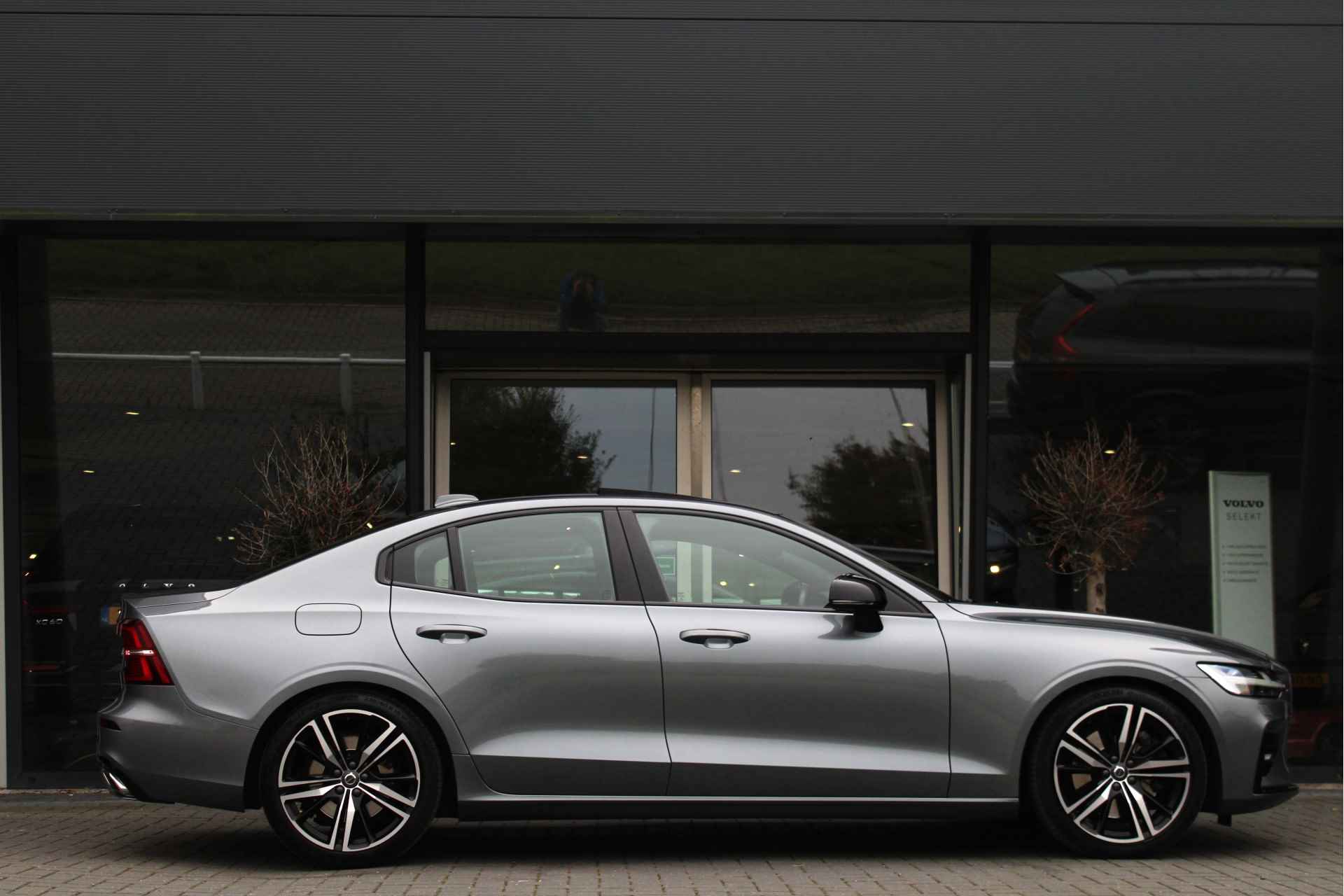 Volvo S60 T5 R-Design (Intro Edition) | Harman/Kardon | Panoramadak | Adaptive Cruise | Head-up display | 19-inch | BLIS | Trekhaak | BOMV - 4/31