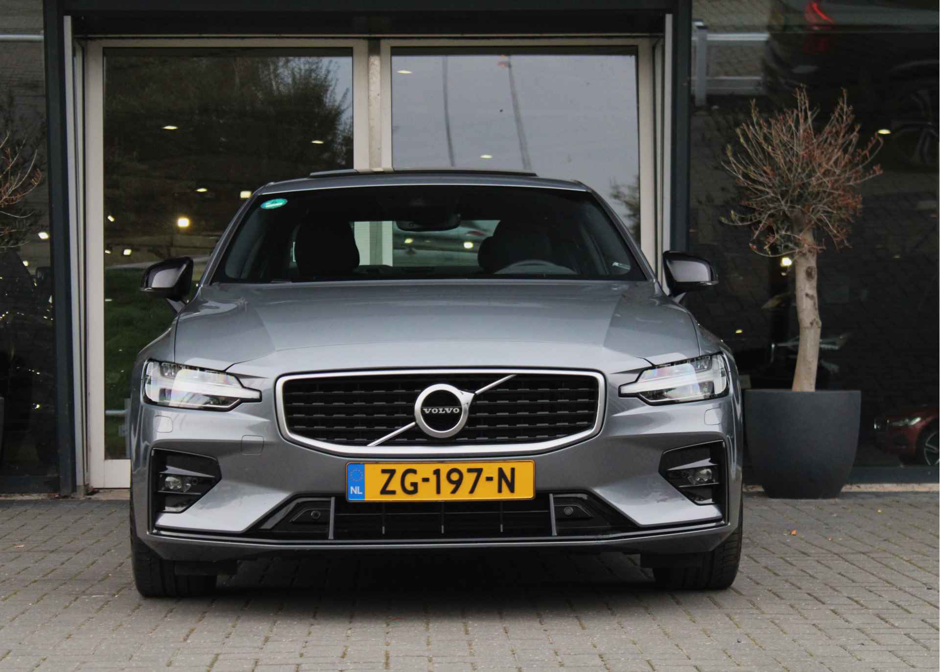 Volvo S60 T5 R-Design (Intro Edition) | Harman/Kardon | Panoramadak | Adaptive Cruise | Head-up display | 19-inch | BLIS | Trekhaak | BOMV - 7/31