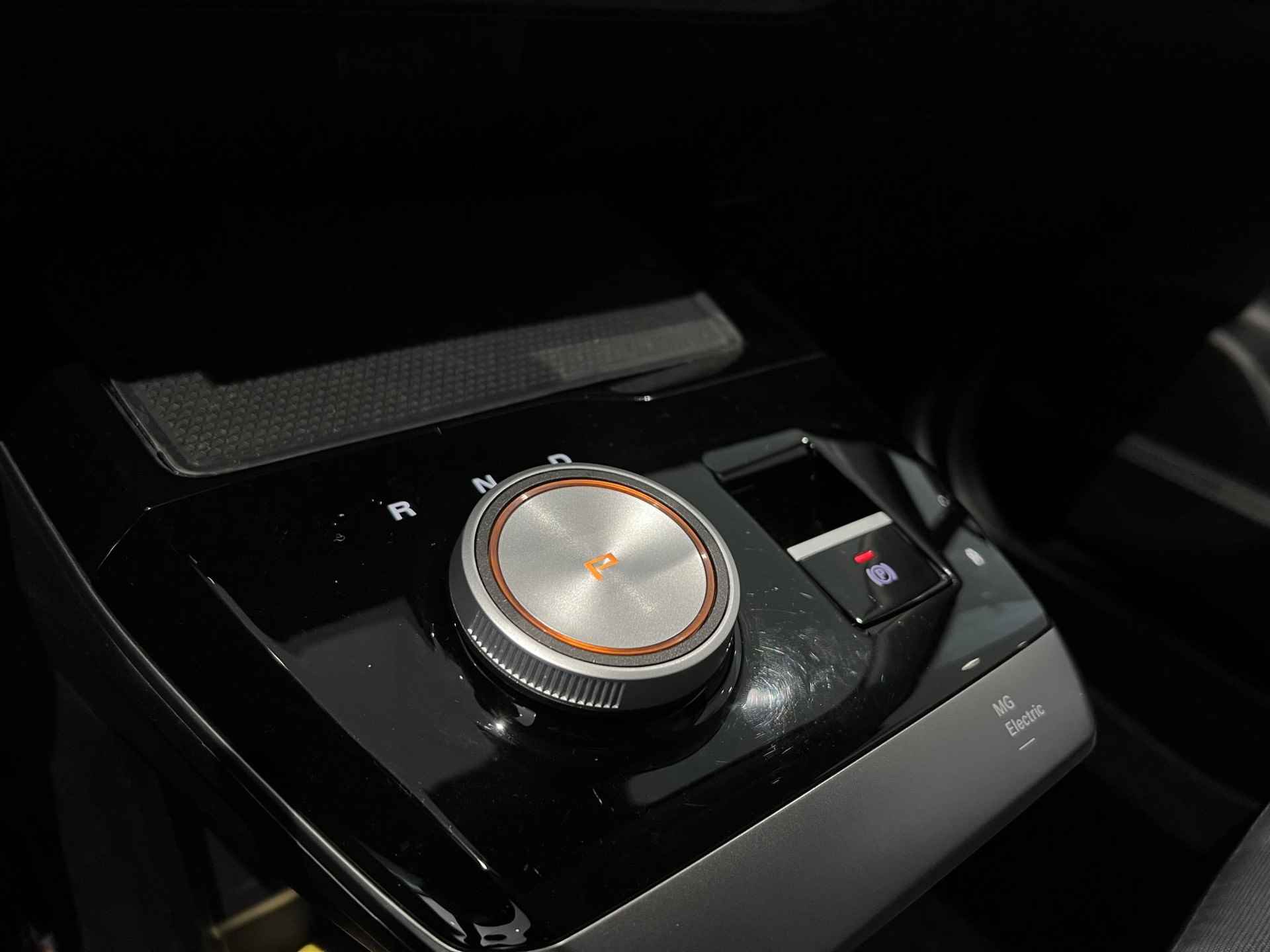 MG 4 Luxury 64 kWh | Lichtgrijs interieur | 360 graden camera | Unieke kleur! - 16/21