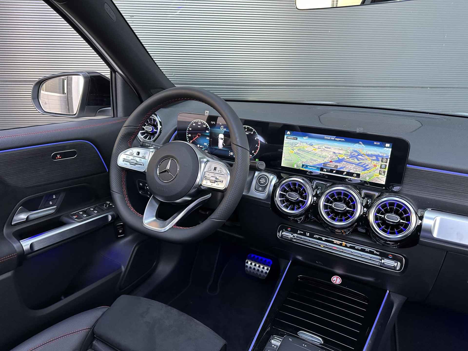 Mercedes-Benz GLB 180 AMG Line | 7-Zits | Premium | Nightpakket | Panoramadak | Achteruitrijcamera | Stoelverwarming | Sfeerverlichting | Dodehoekassistent | Apple & Android Carplay - 3/13
