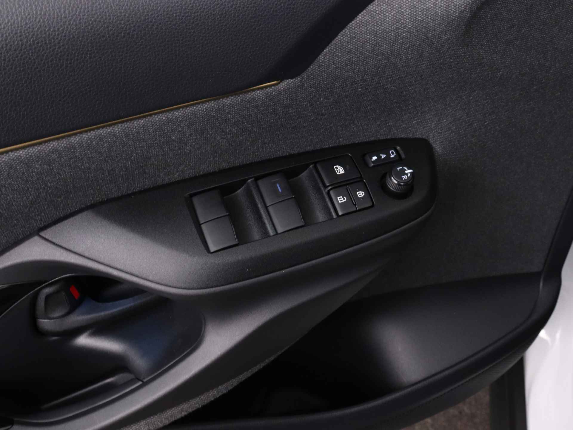 Toyota Yaris Cross 1.5 Hybrid Adventure Limited | Winter Pack | Head-up Display | Elektrische Achterklep | Cloud Navigatie | Parkeersensoren | - 33/46