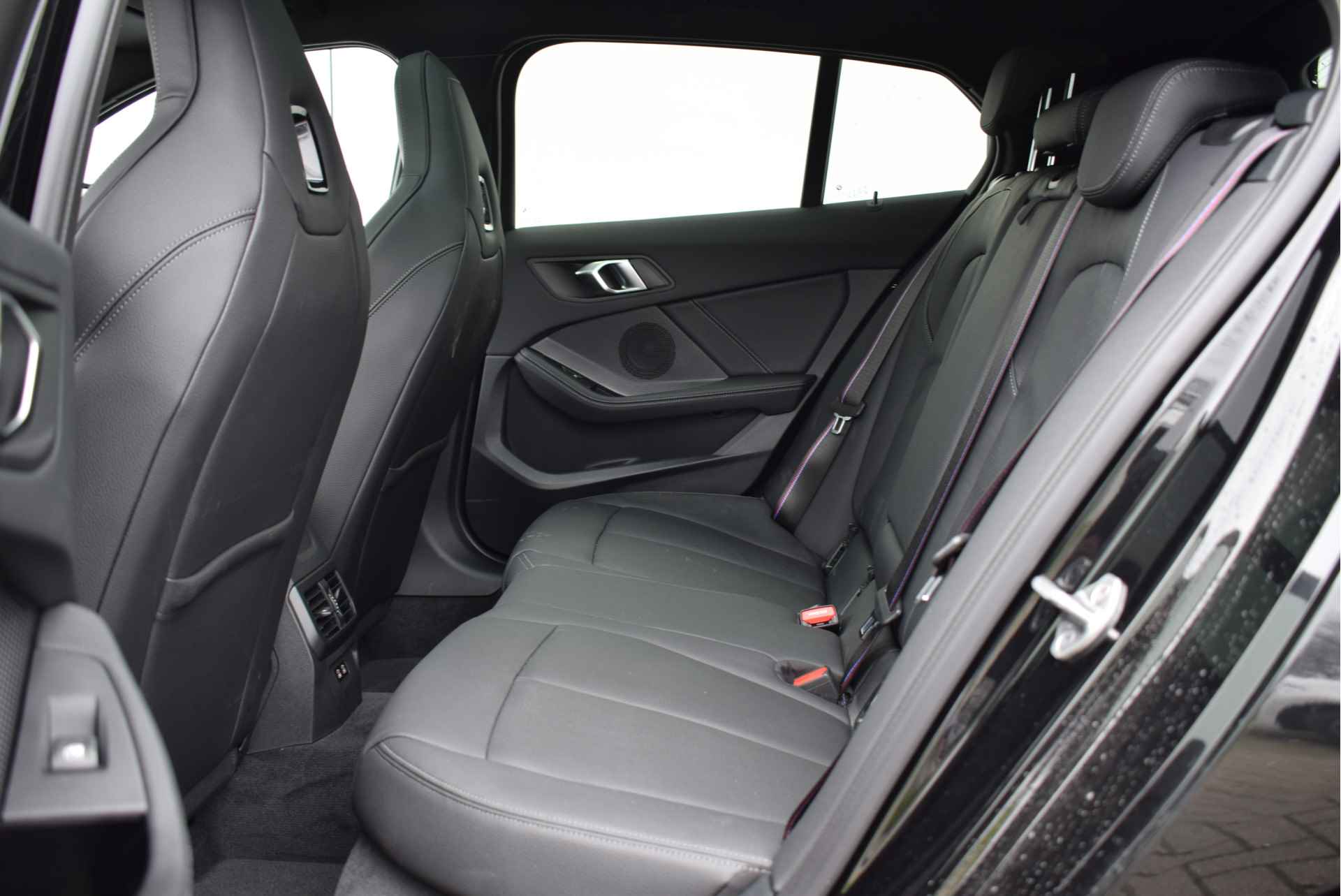 BMW 1-serie 120i High Executive M Sport Automaat / Panoramadak / M Sportstoelen / Adaptieve LED / Parking Assistant / Comfort Access / M Sportonderstel / Leder - 6/30
