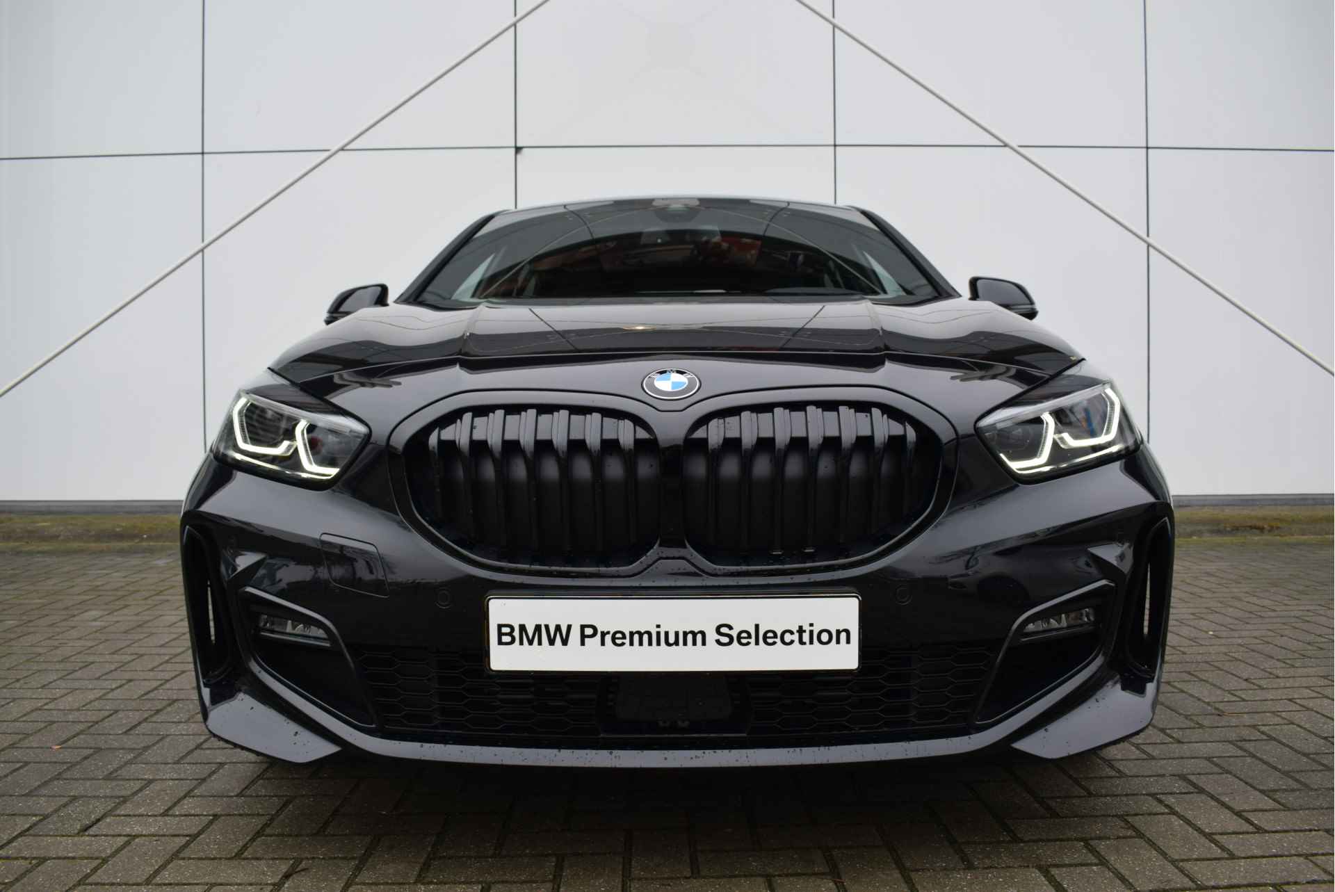 BMW 1-serie 120i High Executive M Sport Automaat / Panoramadak / M Sportstoelen / Adaptieve LED / Parking Assistant / Comfort Access / M Sportonderstel / Leder - 7/30
