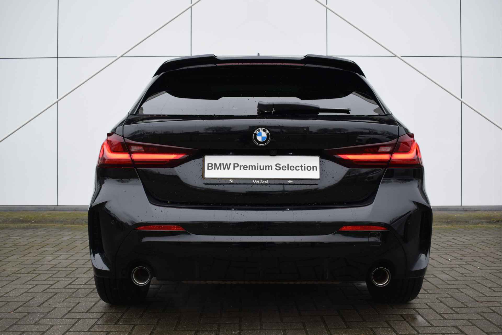BMW 1-serie 120i High Executive M Sport Automaat / Panoramadak / M Sportstoelen / Adaptieve LED / Parking Assistant / Comfort Access / M Sportonderstel / Leder - 8/30