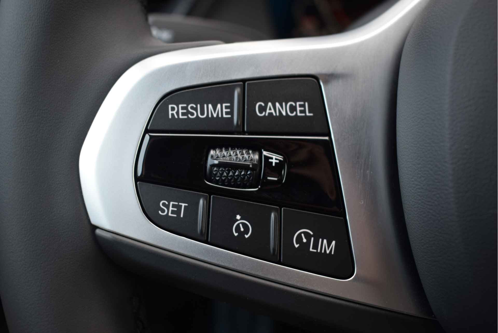 BMW 1-serie 120i High Executive M Sport Automaat / Panoramadak / M Sportstoelen / Adaptieve LED / Parking Assistant / Comfort Access / M Sportonderstel / Leder - 12/30