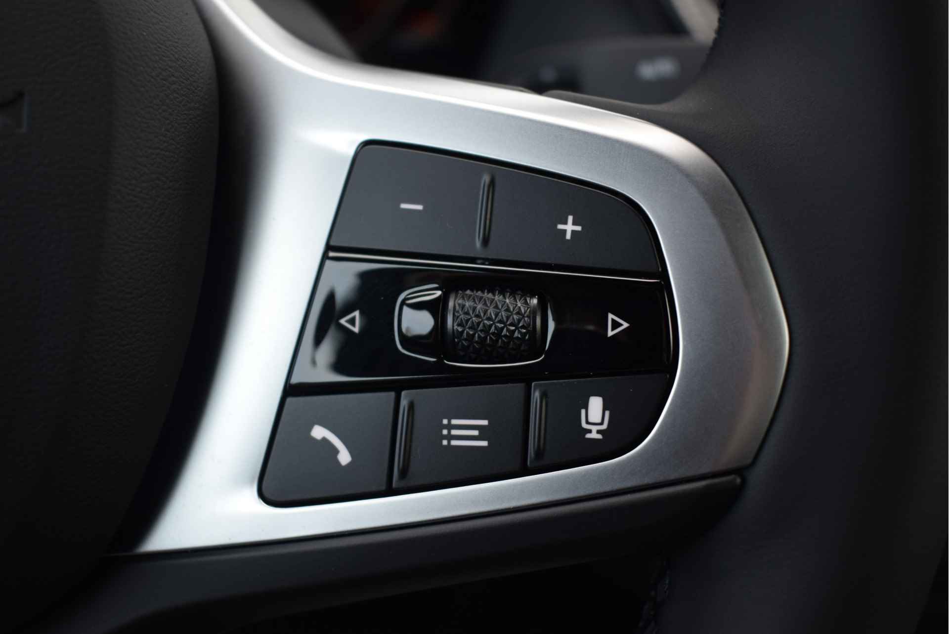 BMW 1-serie 120i High Executive M Sport Automaat / Panoramadak / M Sportstoelen / Adaptieve LED / Parking Assistant / Comfort Access / M Sportonderstel / Leder - 13/30