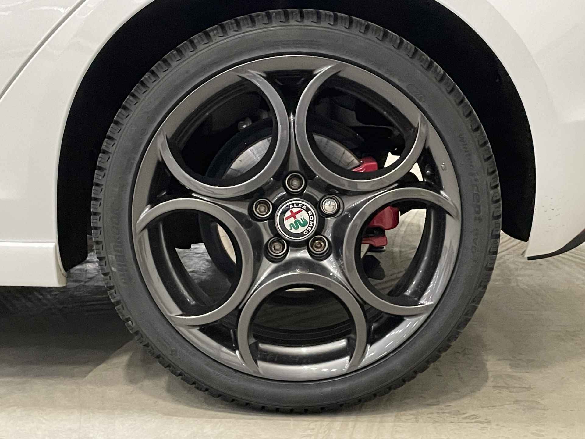 Alfa Romeo Giulietta 1.4 Turbo MultiAir Super | Cruise Control | Alcantara bekleding | Parkeersensoren | Navigatie | 18"LM velgen | - 38/40