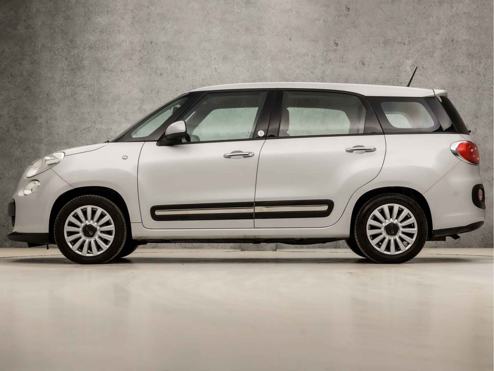 Fiat 500L Living 0.9 TwinAir PopStar 7 Persoons (NAVIGATIE, CRUISE, NIEUWE APK, SPORTSTOELEN, BLUETOOTH, PARKEERSENSOREN, NIEUWSTAAT) - 2/32