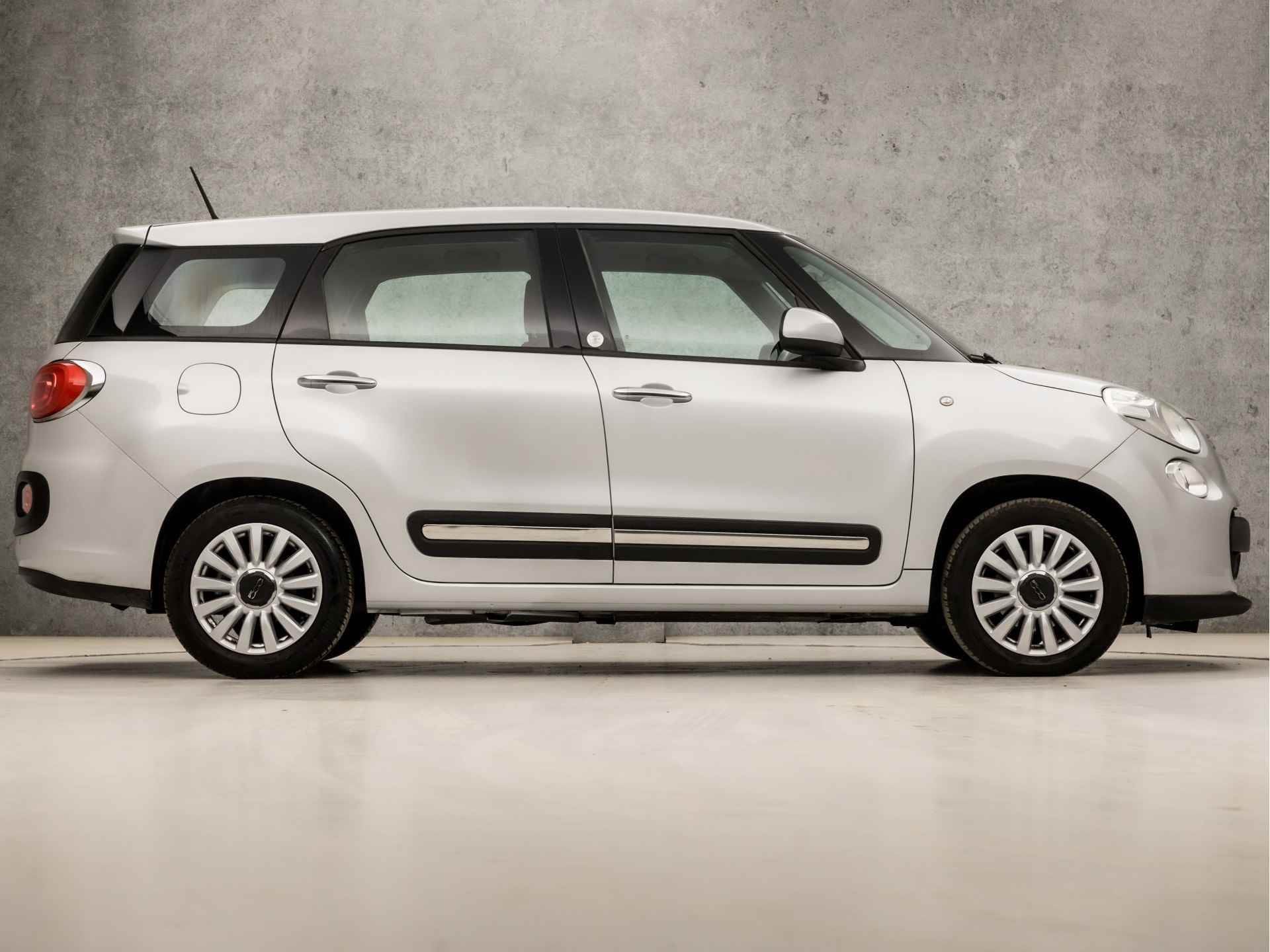 Fiat 500L Living 0.9 TwinAir PopStar 7 Persoons (NAVIGATIE, CRUISE, NIEUWE APK, SPORTSTOELEN, BLUETOOTH, PARKEERSENSOREN, NIEUWSTAAT) - 4/32