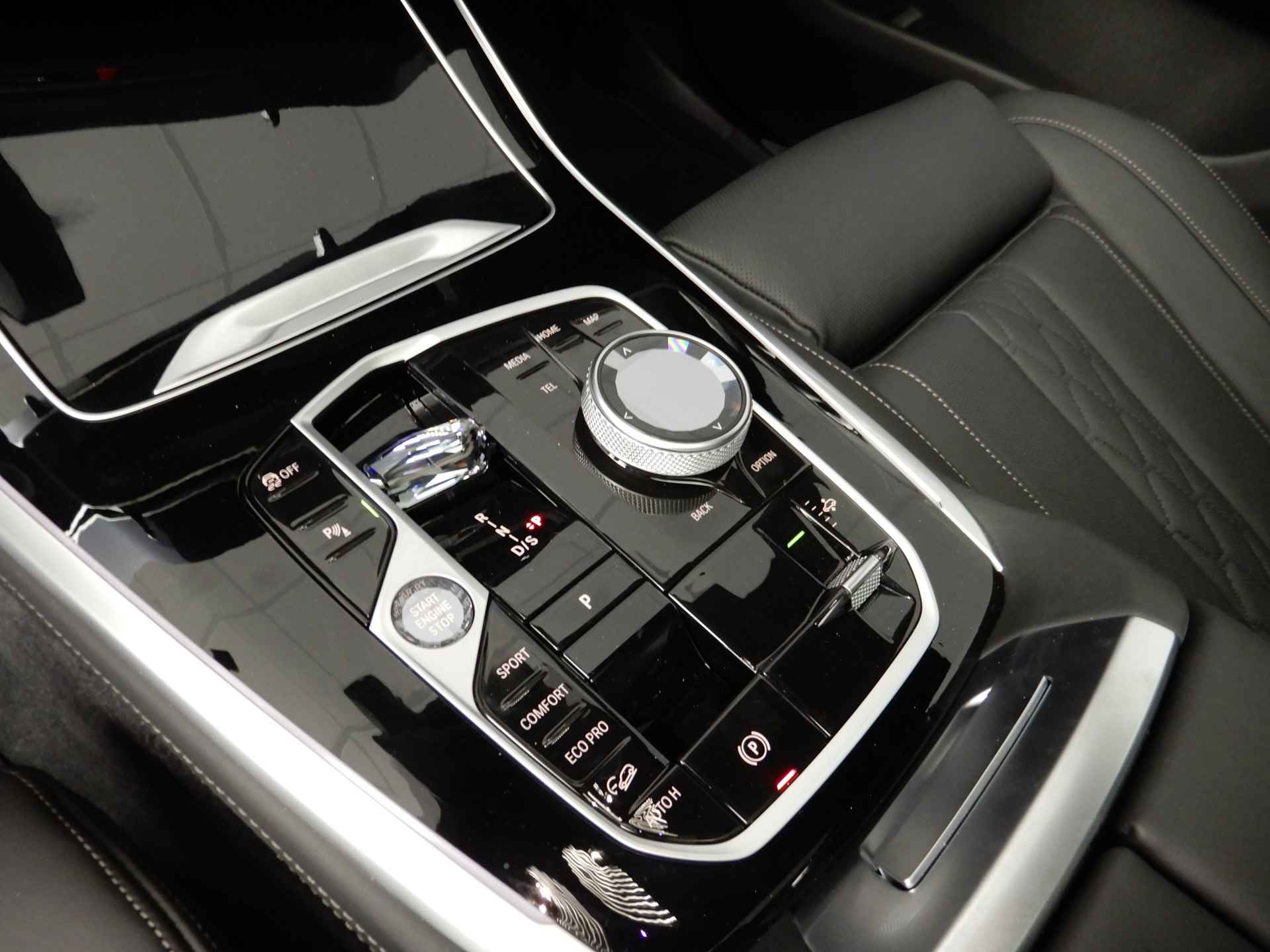 BMW X7 M60i xDrive M-Sportpakket LED / Leder / HUD / Schuifdak / Trekhaak / DAB / Bowers & Wilkins sound / Alu 22 inch - 14/47