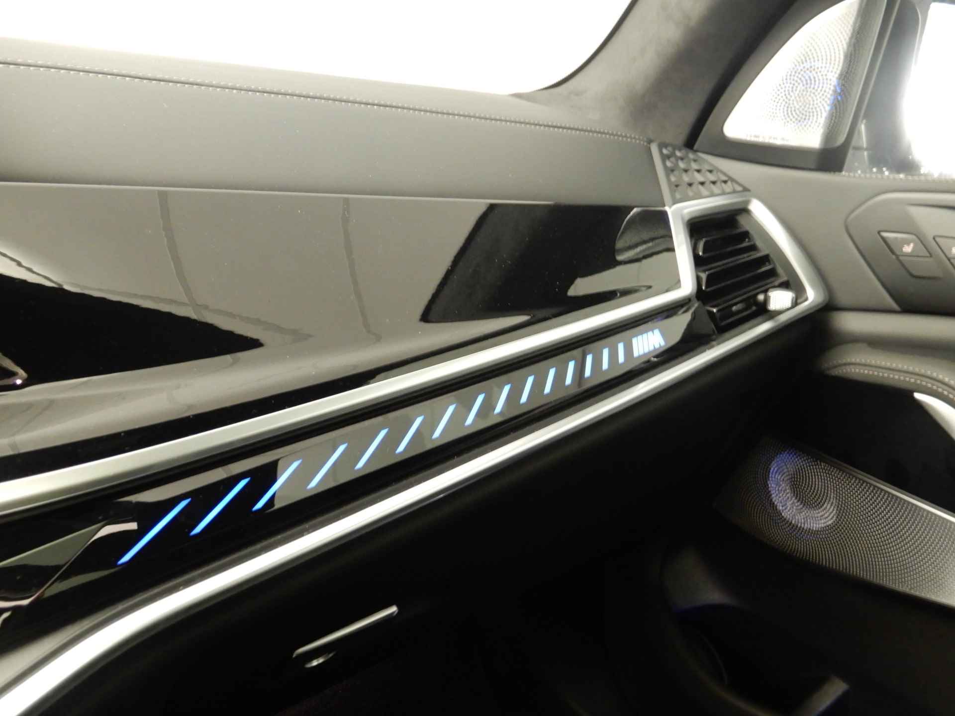 BMW X7 M60i xDrive M-Sportpakket LED / Leder / HUD / Schuifdak / Trekhaak / DAB / Bowers & Wilkins sound / Alu 22 inch - 37/47