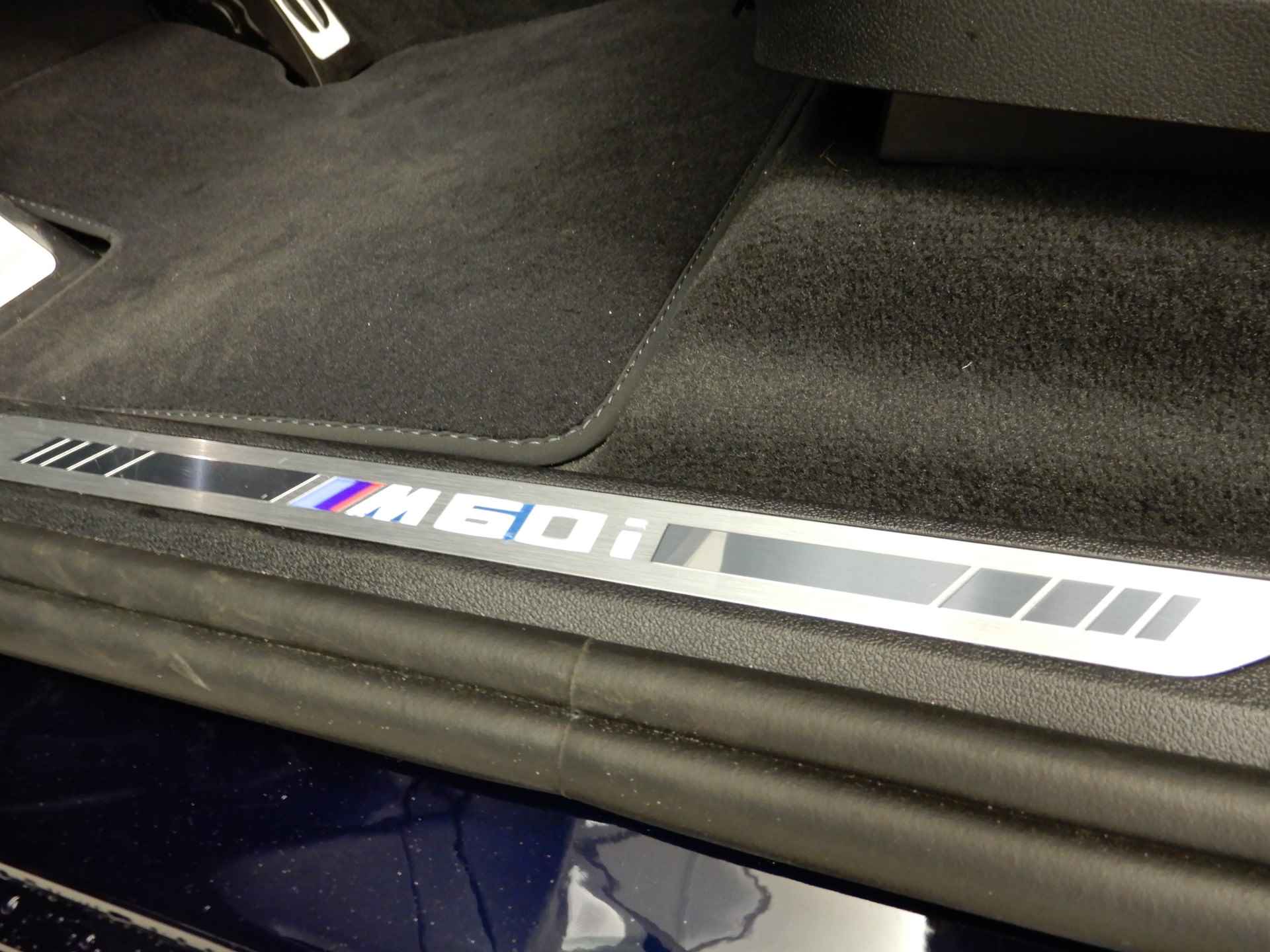 BMW X7 M60i xDrive M-Sportpakket LED / Leder / HUD / Schuifdak / Trekhaak / DAB / Bowers & Wilkins sound / Alu 22 inch - 39/47