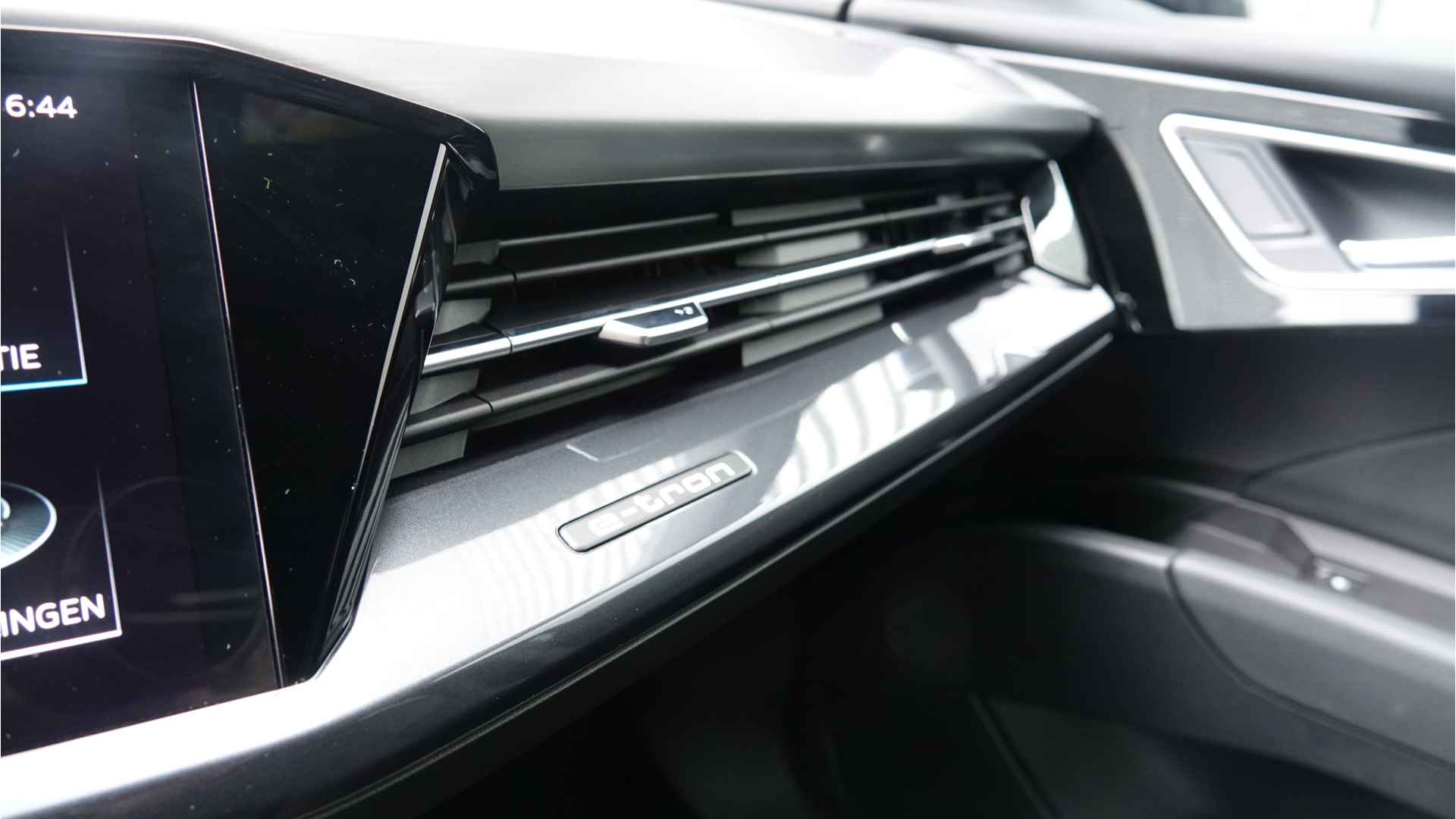 Audi Q4 Sportback e-tron 40 S edition 77 kWh | S-Line | Led | Nieuwstaat | Dynamic Pakket | Sfeerverlichting | - 21/36