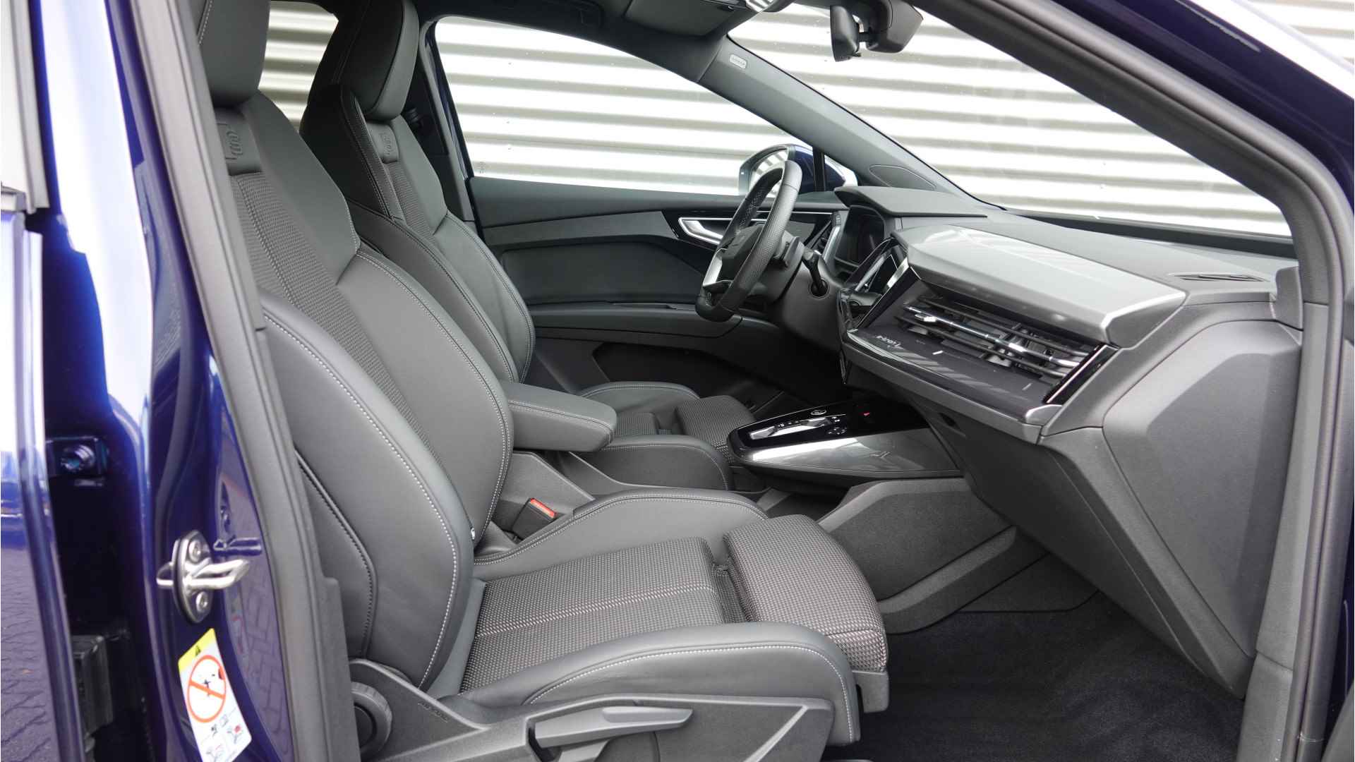 Audi Q4 Sportback e-tron 40 S edition 77 kWh | S-Line | Led | Nieuwstaat | Dynamic Pakket | Sfeerverlichting | - 33/36