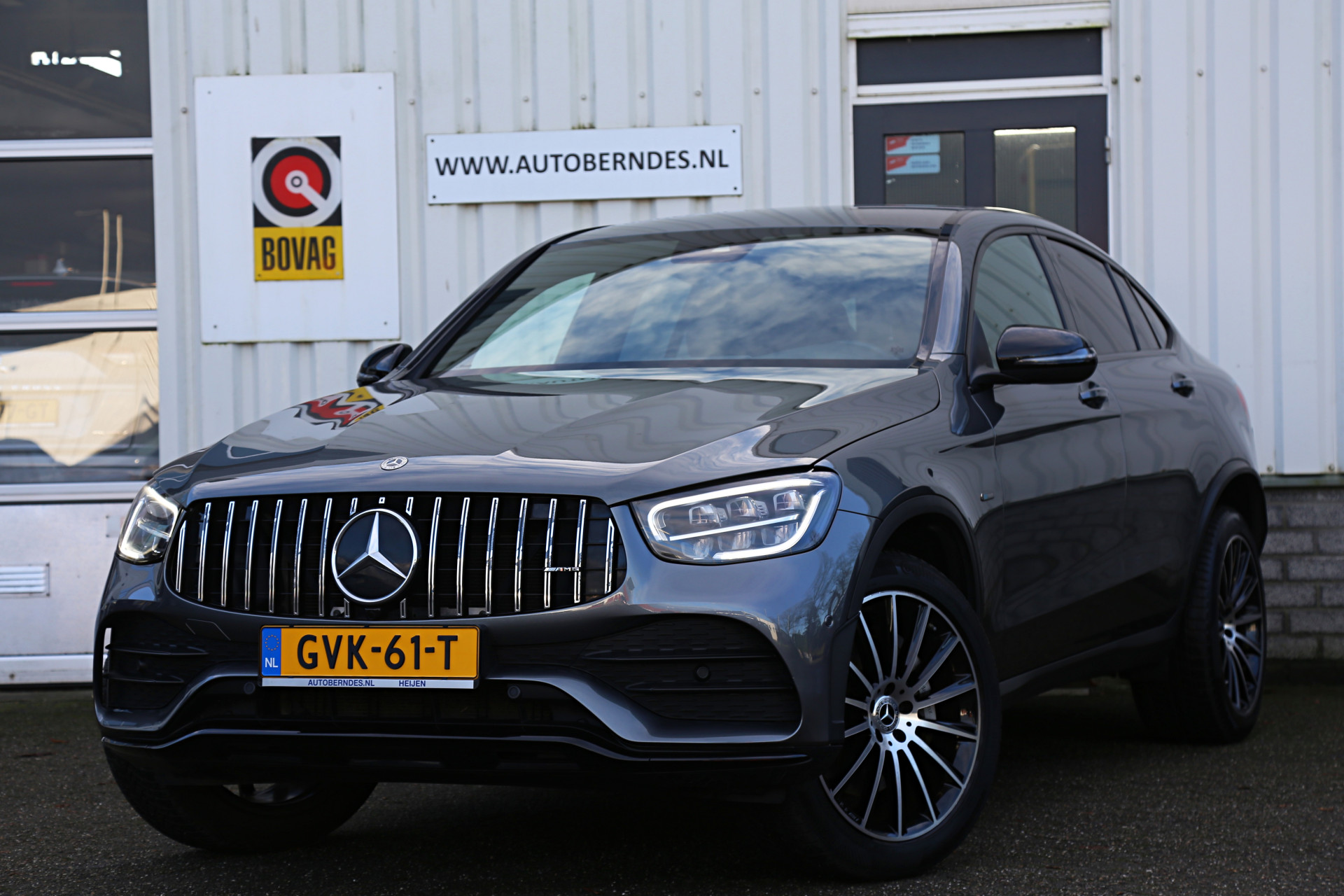 Mercedes-Benz GLC Coupé 300e 4MATIC AMG Plug in Hybride PHEV 9G-Aut.*BTW*Perfect MB Onderh.*1ste Eig.*AMG Ext/int/Sport Leder/Stoelverw./Navi/LED/