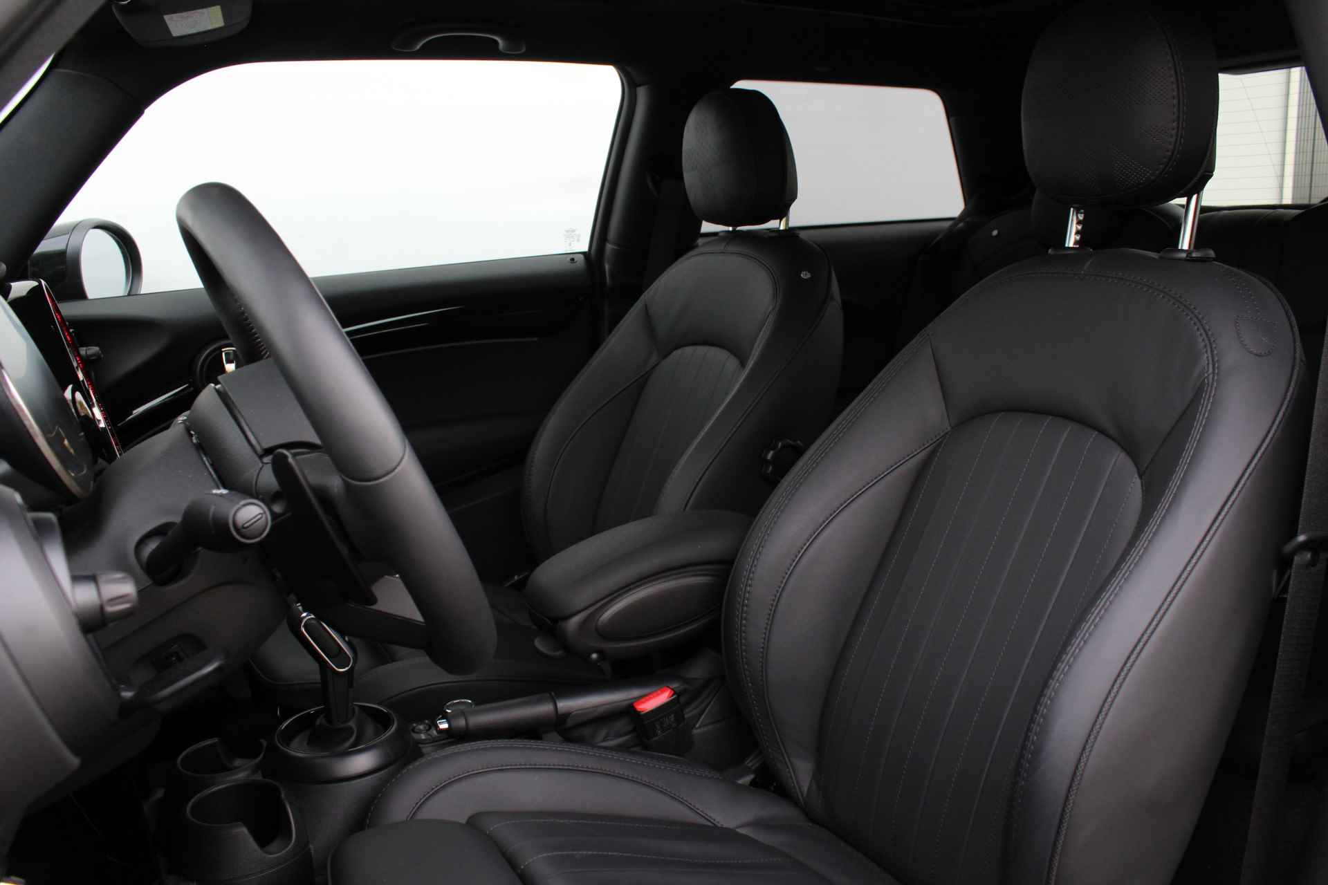 MINI Hatchback Cooper S Resolute Automaat / Premium Plus Pakket / Panoramadak / Achteruitrijcamera / Sportstoelen / Comfort Access / LED / Harman-Kardon / Park Assistant - 15/30
