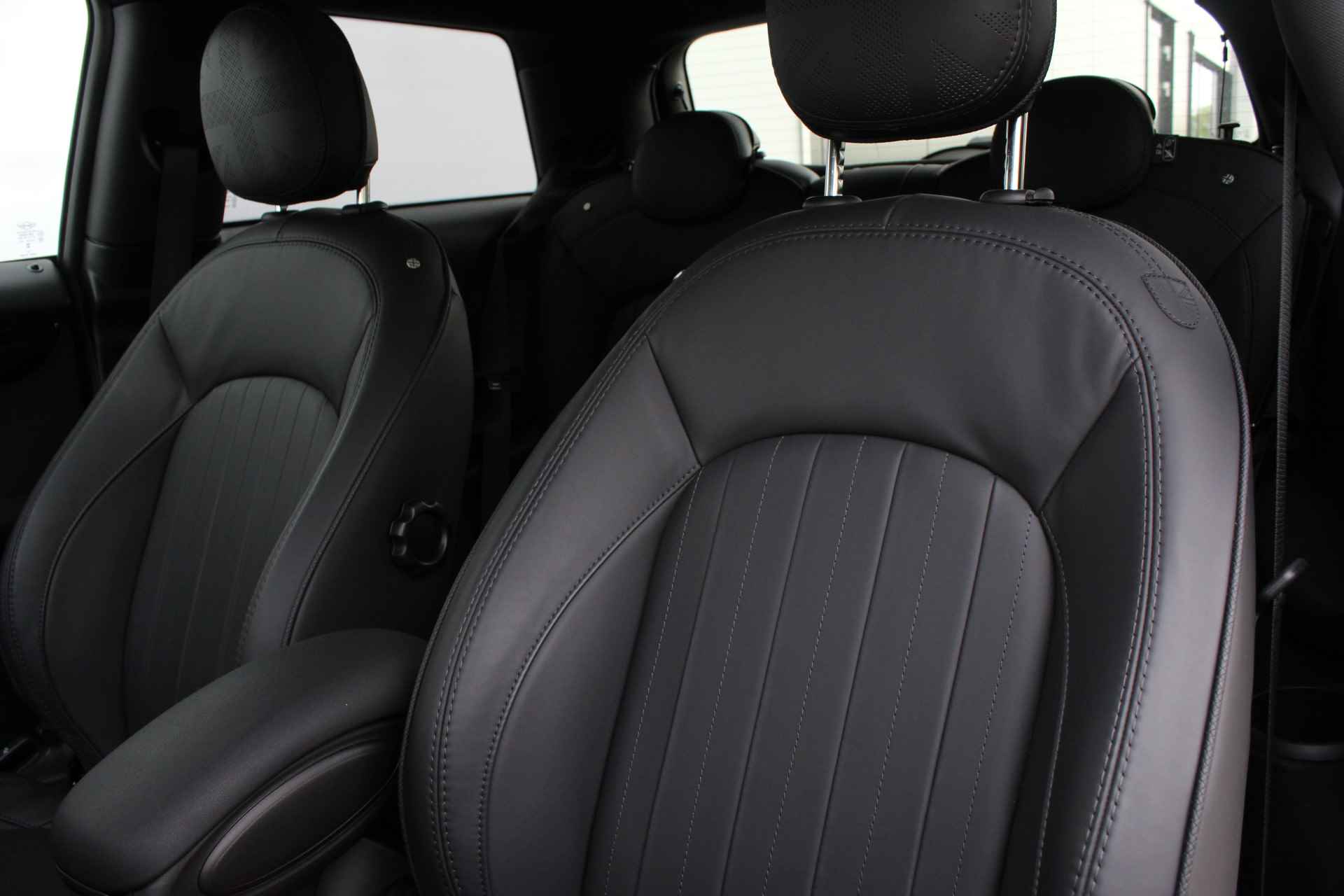 MINI Hatchback Cooper S Resolute Automaat / Premium Plus Pakket / Panoramadak / Achteruitrijcamera / Sportstoelen / Comfort Access / LED / Harman-Kardon / Park Assistant - 17/30
