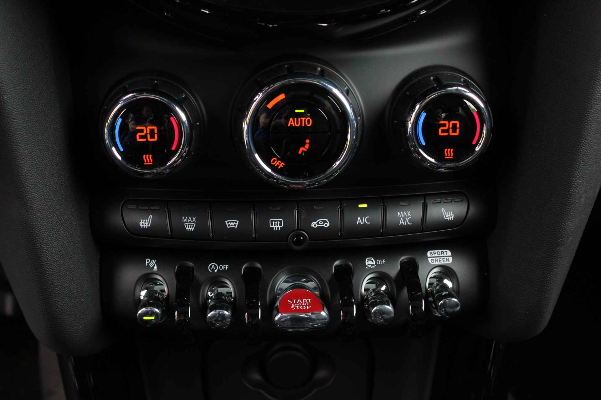 MINI Hatchback Cooper S Resolute Automaat / Premium Plus Pakket / Panoramadak / Achteruitrijcamera / Sportstoelen / Comfort Access / LED / Harman-Kardon / Park Assistant - 26/30