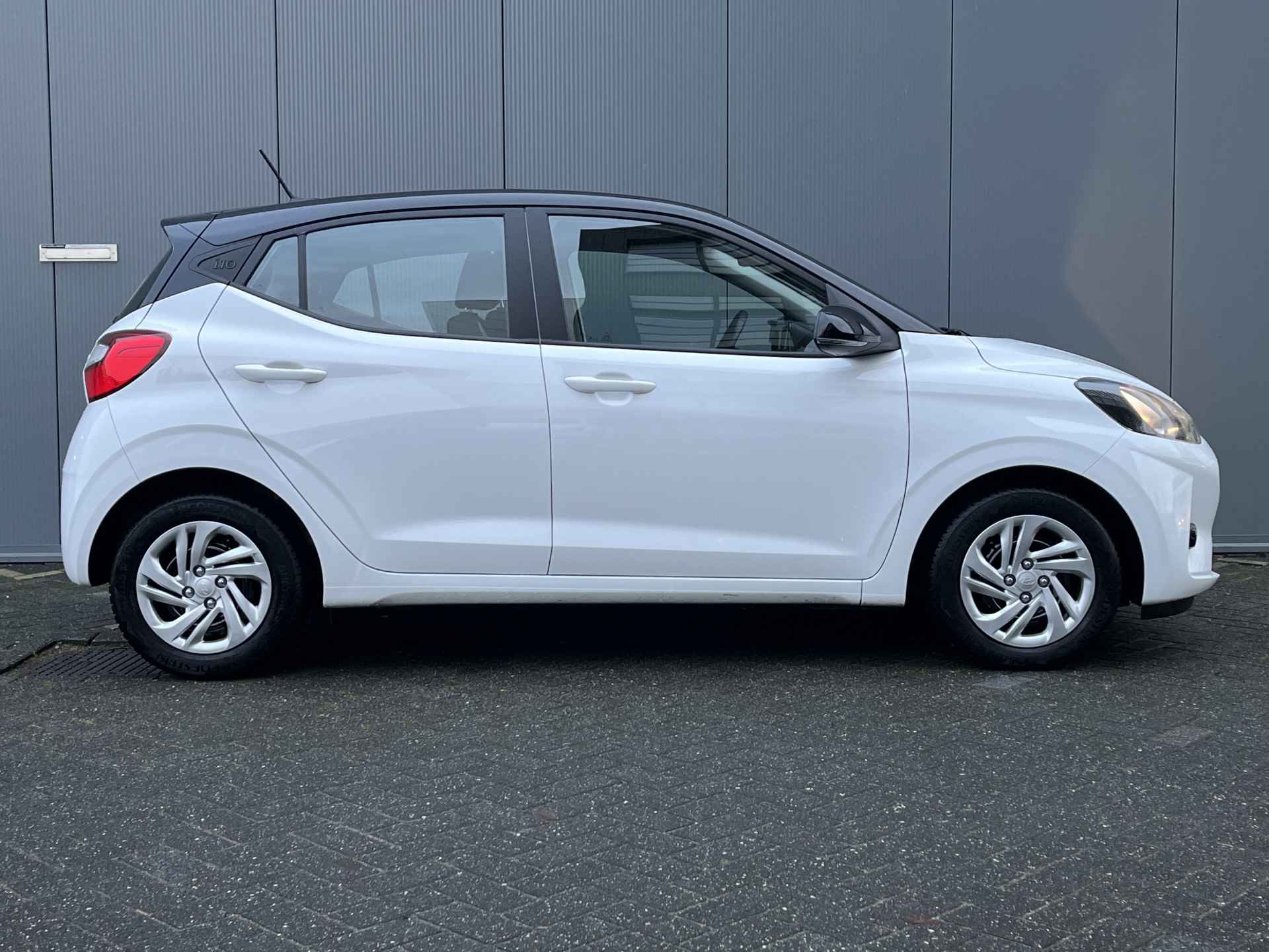 Hyundai i10 1.0 67pk Comfort Two-Tone Facelift | LED | Airco | Carplay | Navigatie | Bluetooth | Cruisecontrol | 1e Eigenaar - 3/19