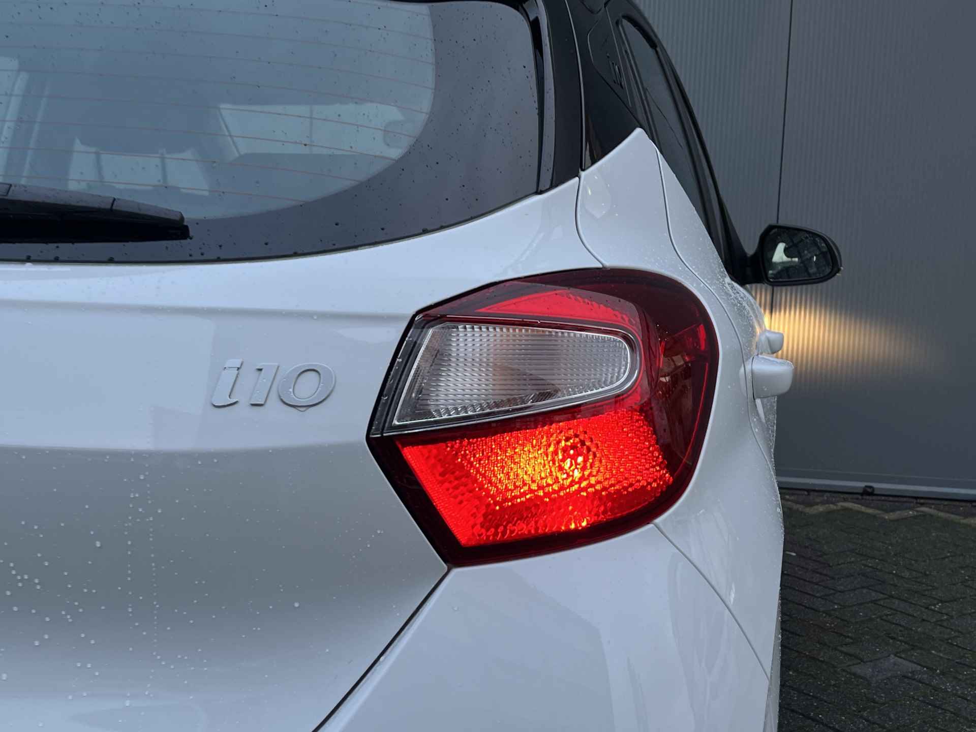 Hyundai i10 1.0 67pk Comfort Two-Tone Facelift | LED | Airco | Carplay | Navigatie | Bluetooth | Cruisecontrol | 1e Eigenaar - 6/19