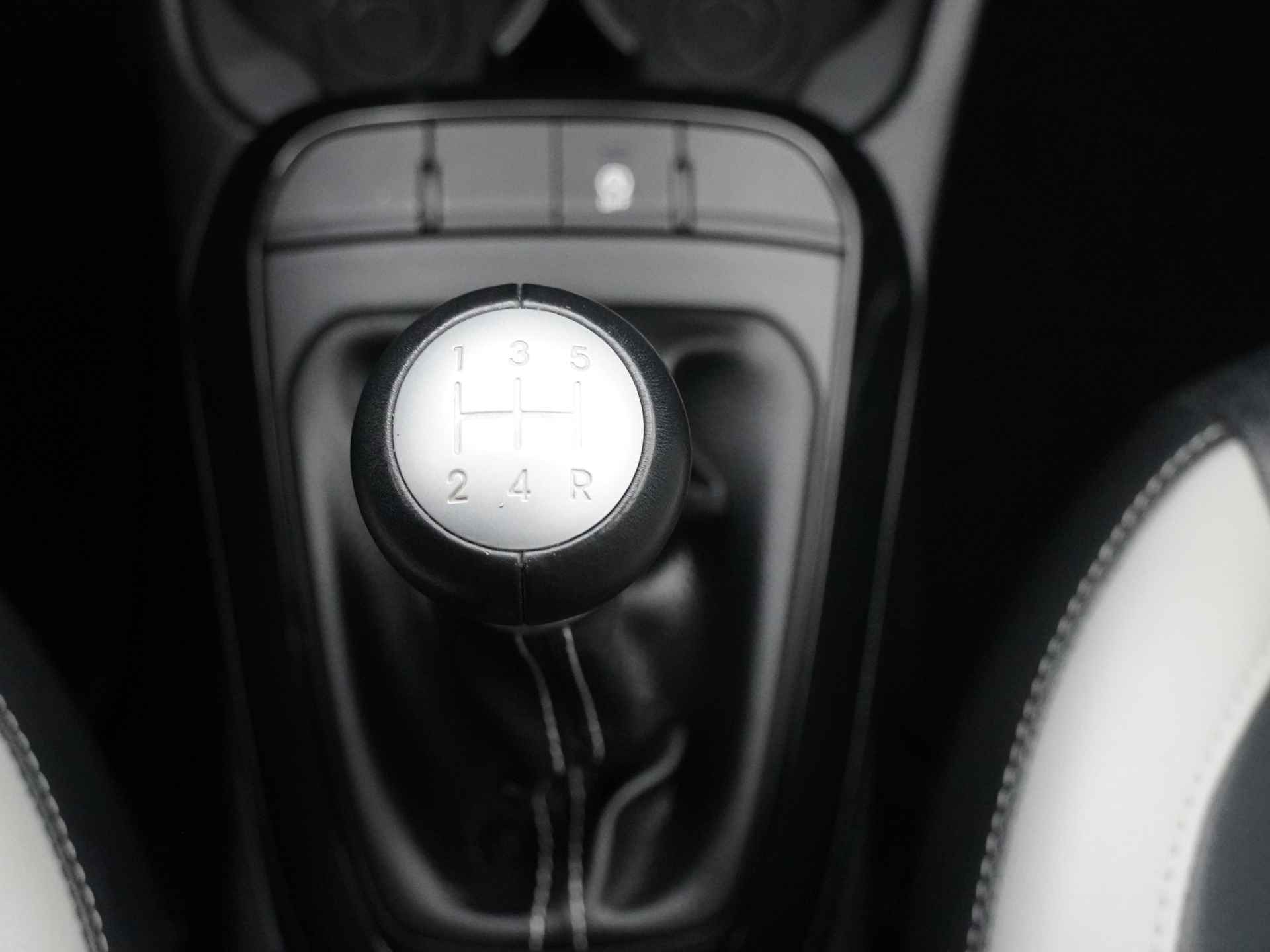 Kia Picanto 1.0 CVVT Design Edition - Navigatie - Apple CarPlay / Android Auto - Cruise Control - Climate Control - Fabrieksgarantie tot 11-2025 - 33/48