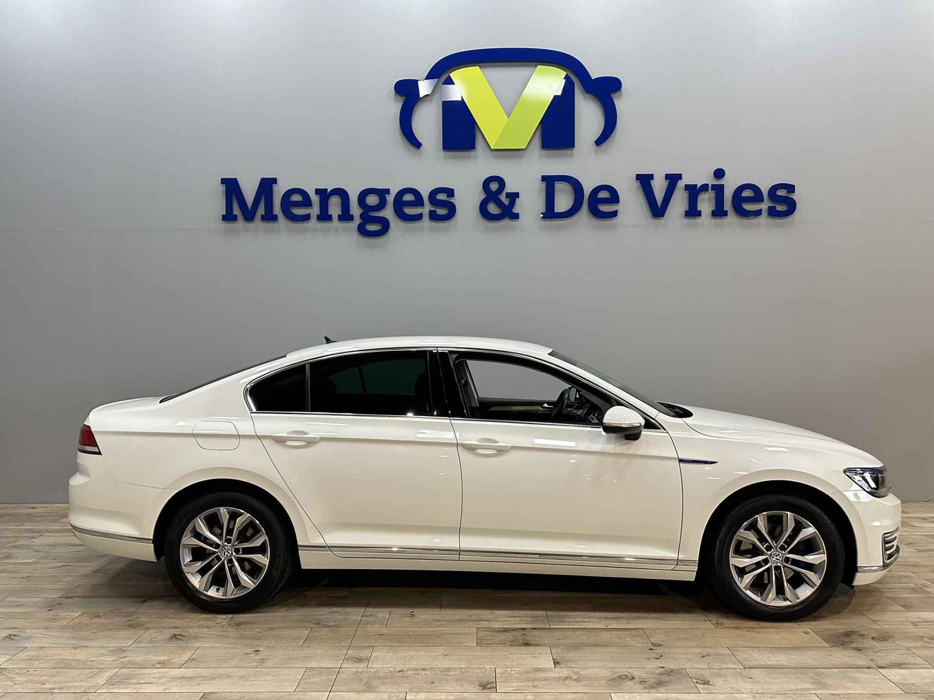 Volkswagen Passat 1.4 TSI GTE Connected Series Airco ECC | LED | Navigatie | Cruise Control | Trekhaak | Apple Carplay Android Auto | DAB | Isofix | NAP | - 2/43