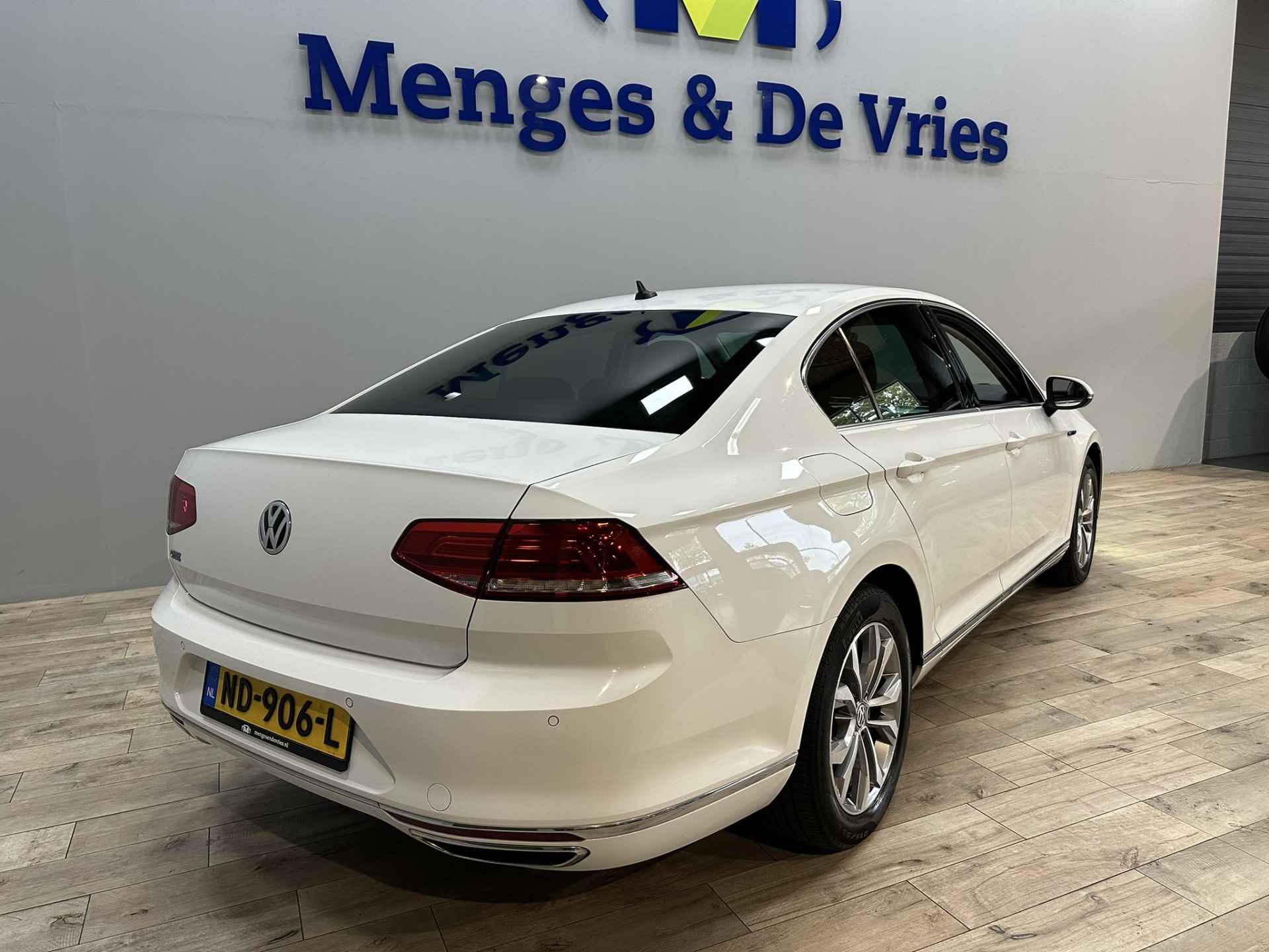 Volkswagen Passat 1.4 TSI GTE Connected Series Airco ECC | LED | Navigatie | Cruise Control | Trekhaak | Apple Carplay Android Auto | DAB | Isofix | NAP | - 3/43