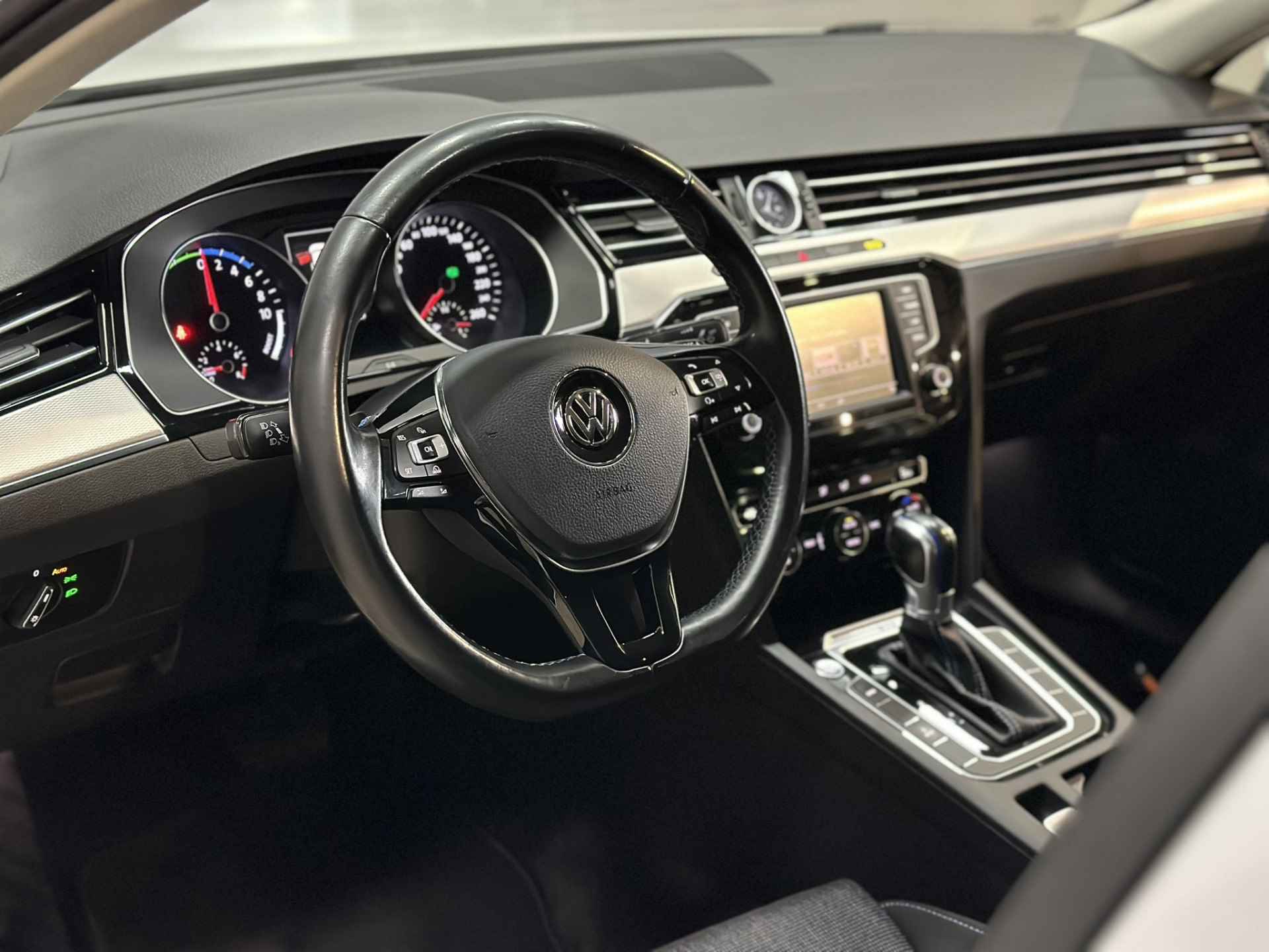 Volkswagen Passat 1.4 TSI GTE Connected Series Airco ECC | LED | Navigatie | Cruise Control | Trekhaak | Apple Carplay Android Auto | DAB | Isofix | NAP | - 17/43