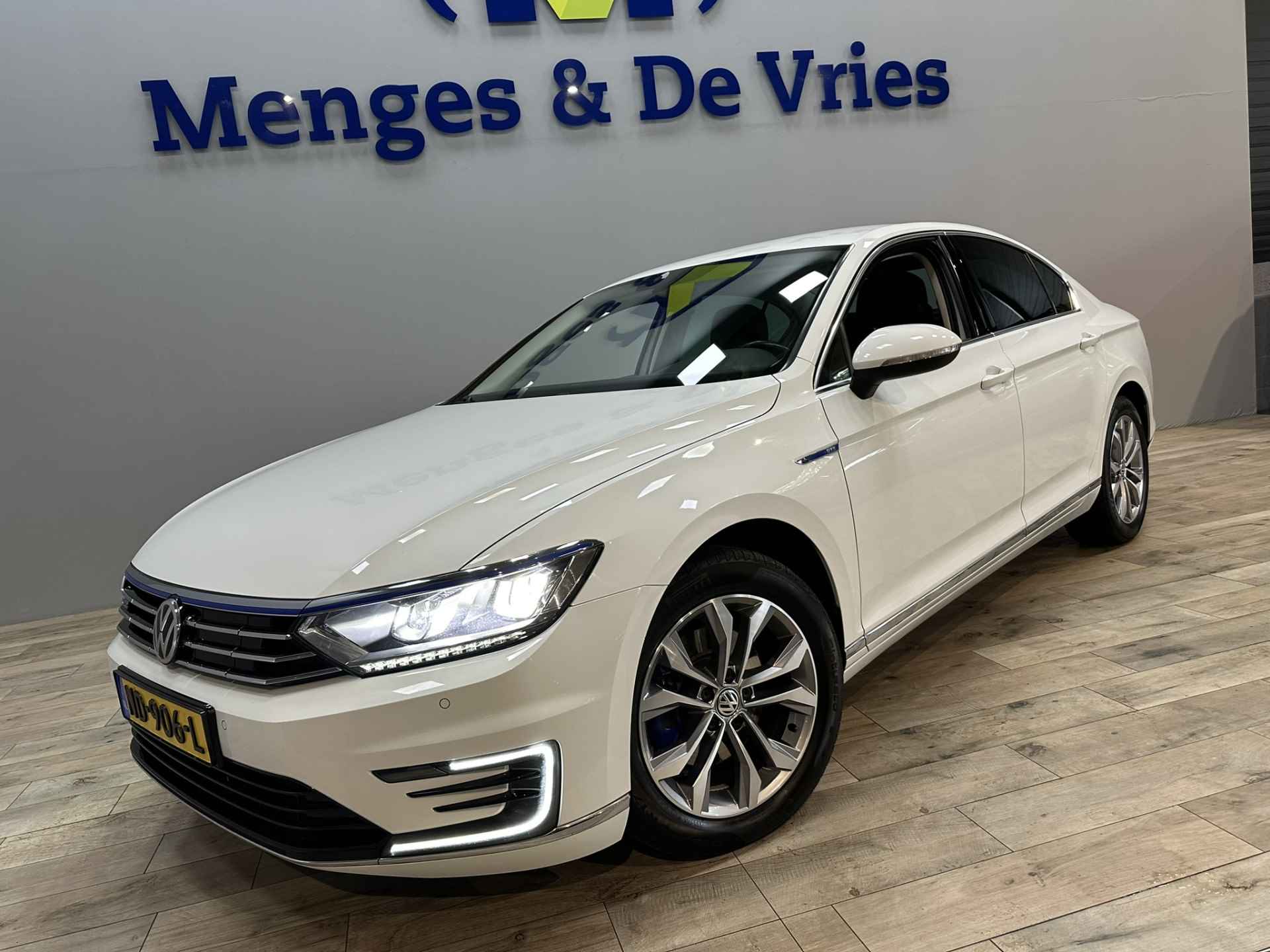 Volkswagen Passat 1.4 TSI GTE Connected Series Airco ECC | LED | Navigatie | Cruise Control | Trekhaak | Apple Carplay Android Auto | DAB | Isofix | NAP | - 38/43