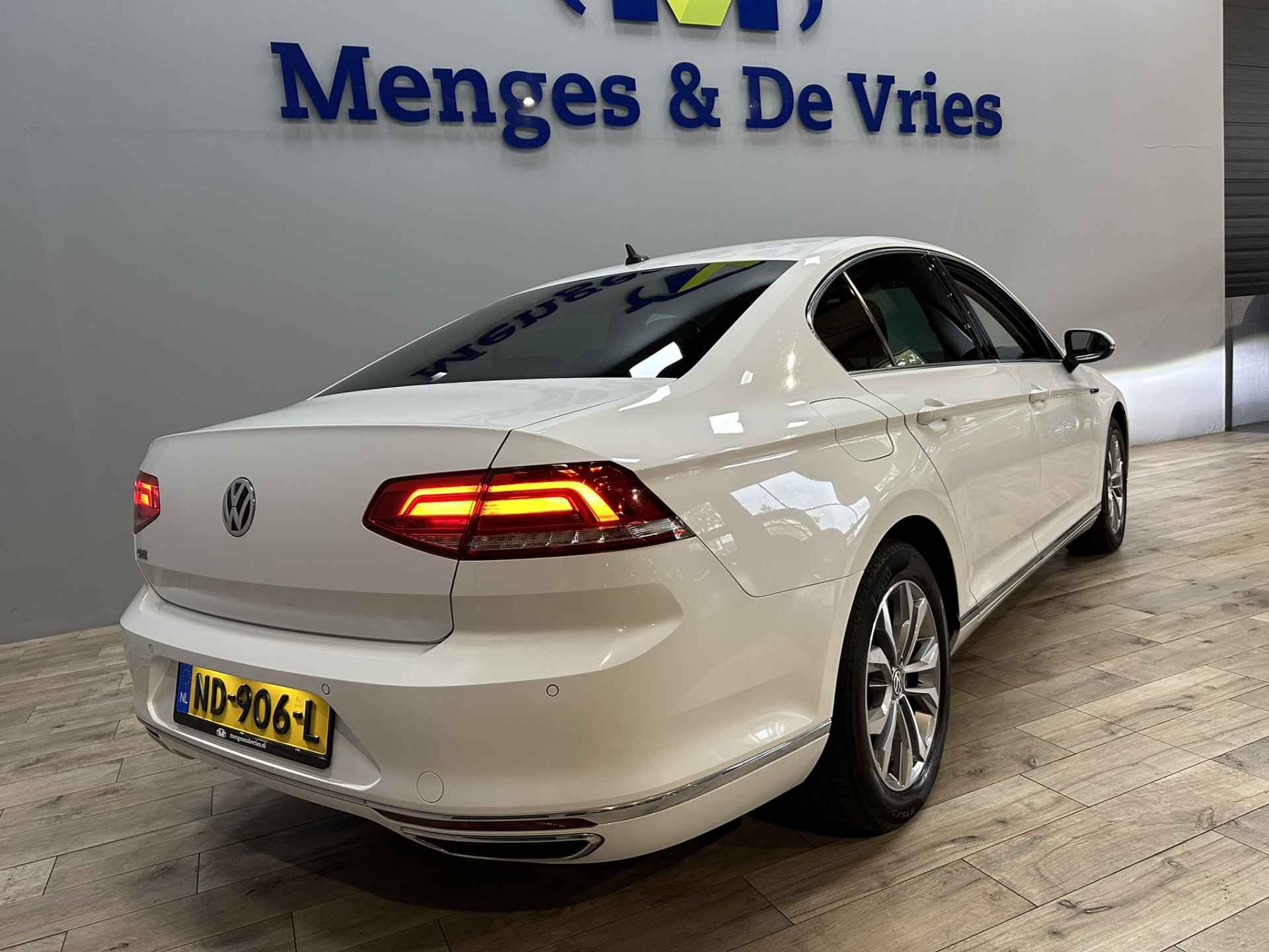 Volkswagen Passat 1.4 TSI GTE Connected Series Airco ECC | LED | Navigatie | Cruise Control | Trekhaak | Apple Carplay Android Auto | DAB | Isofix | NAP | - 39/43