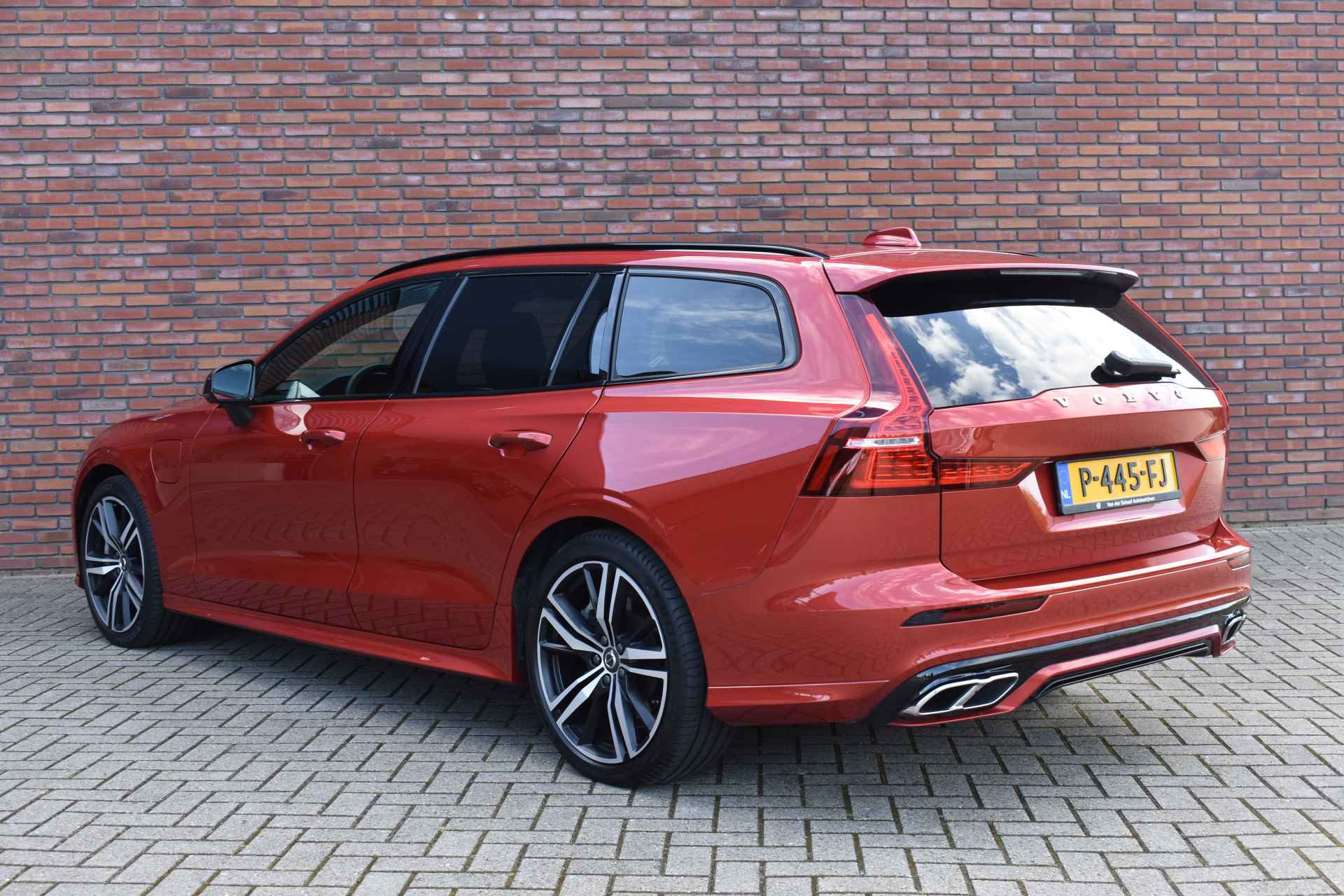 Volvo V60 T8 Recharge 455PK AWD R-Design Long Range | Styling Kit | Power Seats | Lightning | Lounge | Nappa Leder | - 2/46