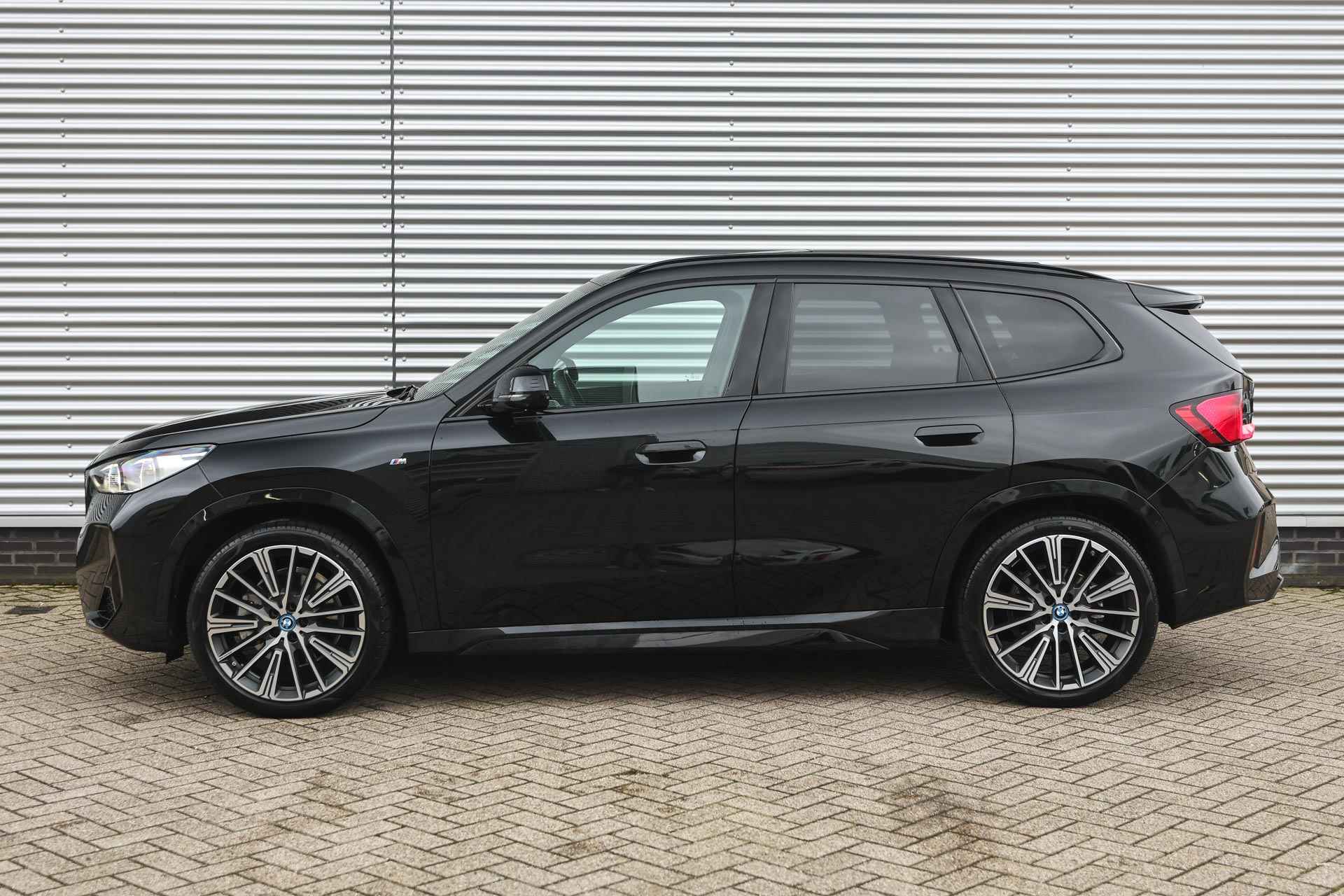 BMW iX1 xDrive30 M Sport / Panoramadak / Sportstoelen / Parking Assistant Plus / M Adaptief onderstel / Adaptieve LED / Comfort Access - 4/37