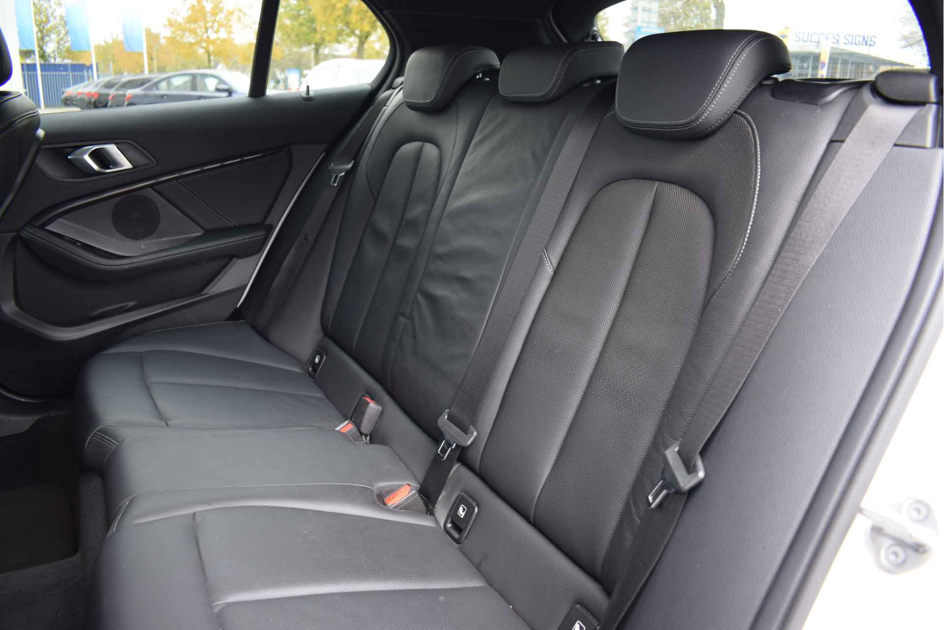 BMW 1-serie 118i High Executive M Sport Automaat / Panoramadak / Sportstoelen / LED / M Sportonderstel / Leder / Live Cockpit Professional - 6/25