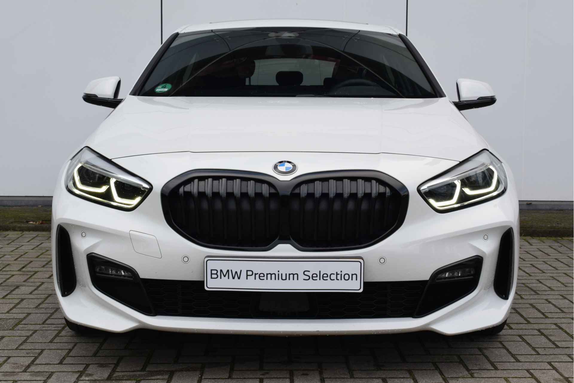 BMW 1-serie 118i High Executive M Sport Automaat / Panoramadak / Sportstoelen / LED / M Sportonderstel / Leder / Live Cockpit Professional - 8/25