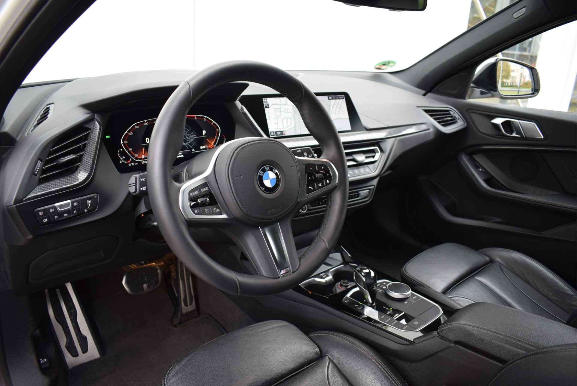 BMW 1-serie 118i High Executive M Sport Automaat / Panoramadak / Sportstoelen / LED / M Sportonderstel / Leder / Live Cockpit Professional - 17/25