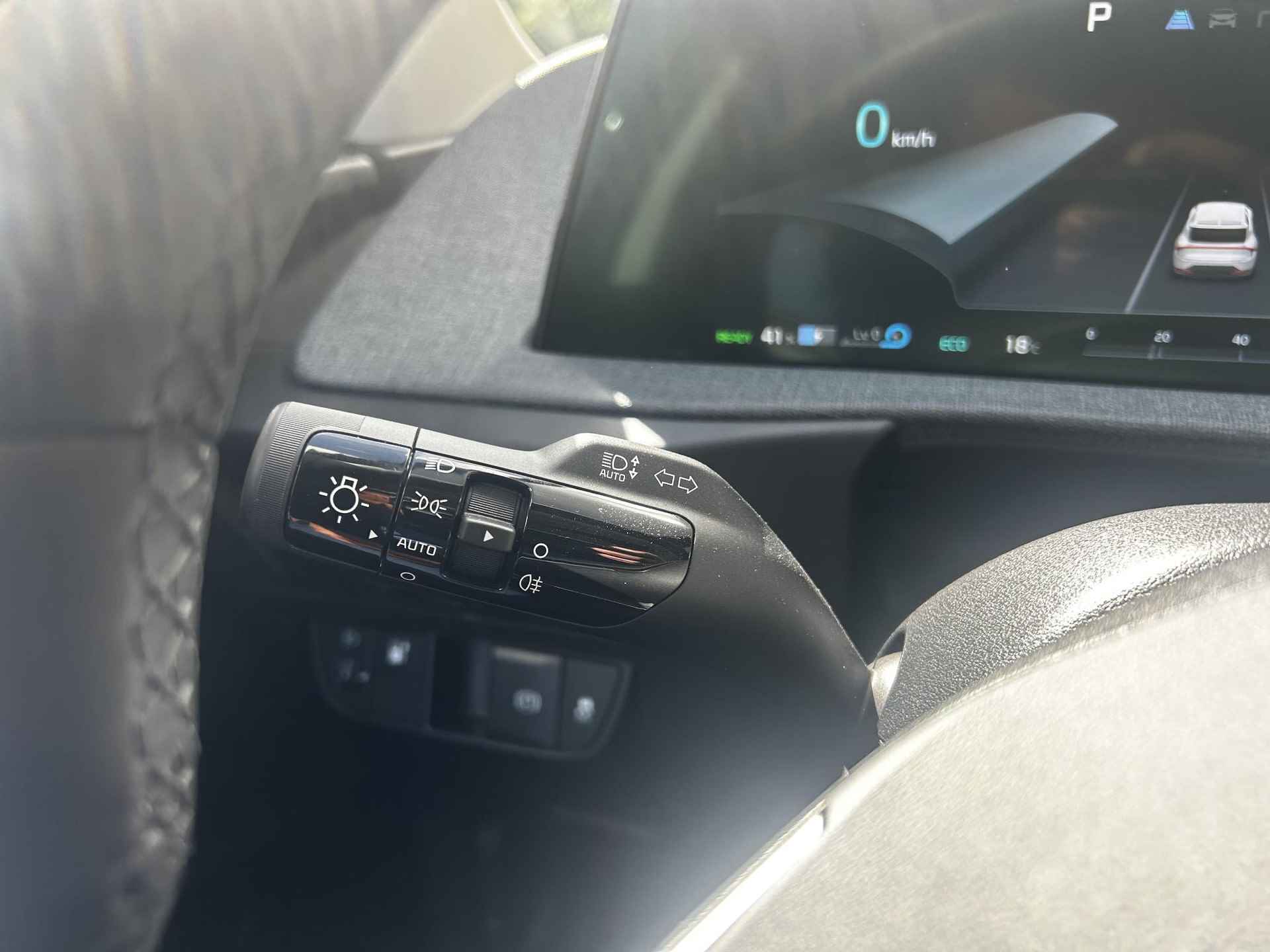 Kia EV6 Light Edition 58 kWh Apple Carplay | Navi | Addaptive Cruise Control | Stoel- en stuurverwarming | BTW auto | € 2000 SEPP subsidie | Metallic lak | Fabrieksgarantie t/m 5-4-2024 | NAP - 24/29