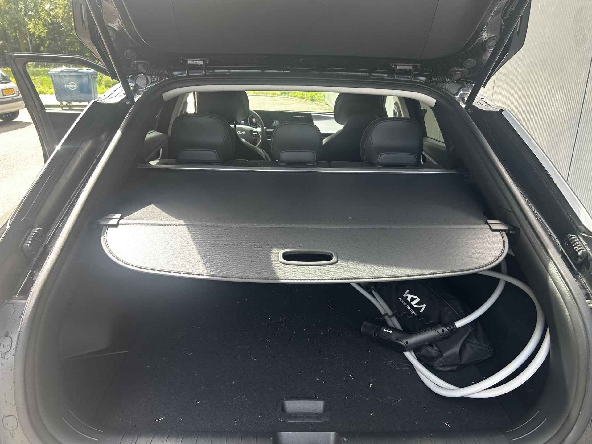 Kia EV6 Light Edition 58 kWh Apple Carplay | Navi | Addaptive Cruise Control | Stoel- en stuurverwarming | BTW auto | € 2000 SEPP subsidie | Metallic lak | Fabrieksgarantie t/m 5-4-2024 | NAP - 28/29