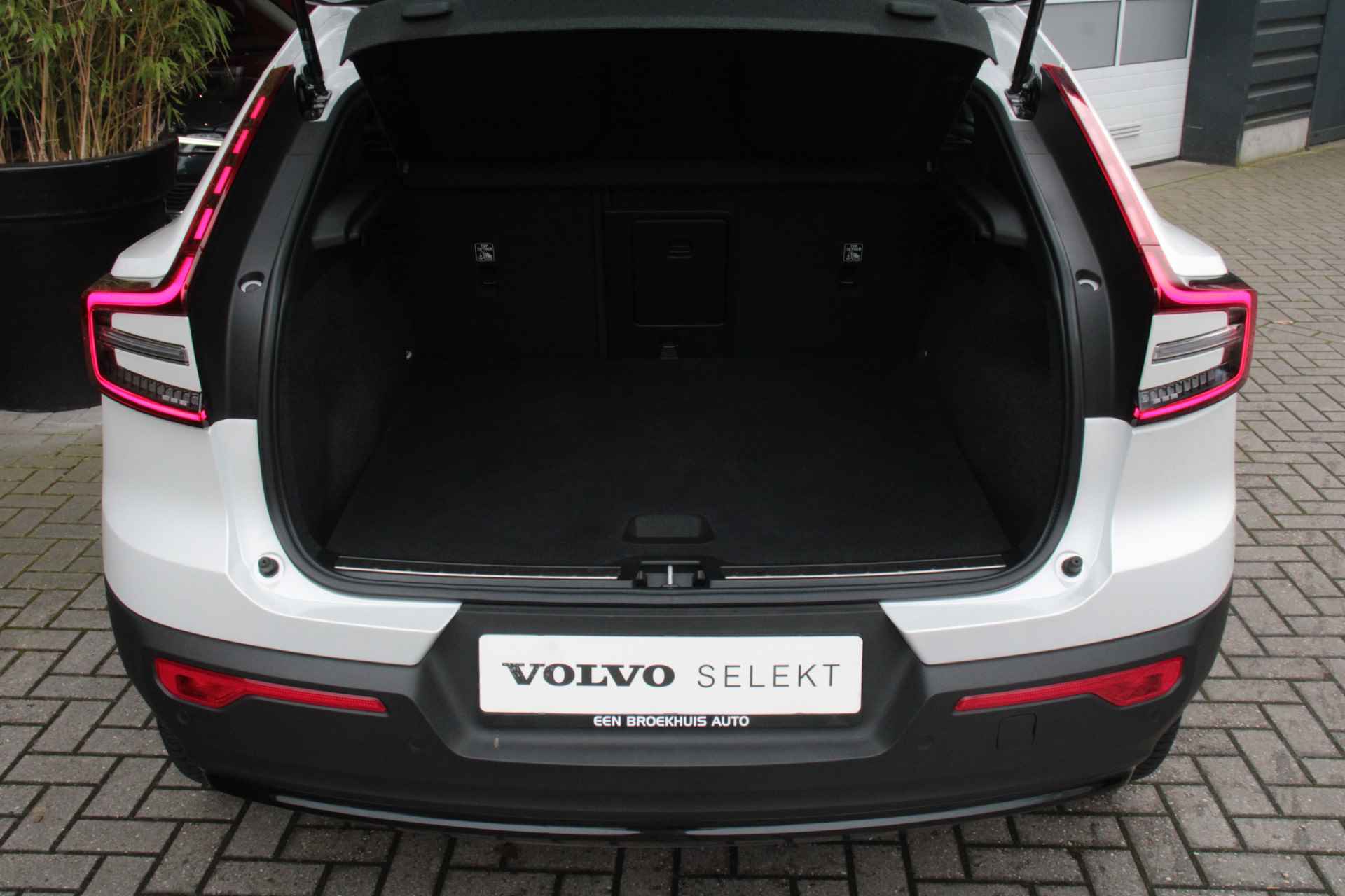 Volvo C40 Single Motor Core 69 kWh | Panoramadak | Camera | Stuur- en stoelverwarming - 9/16