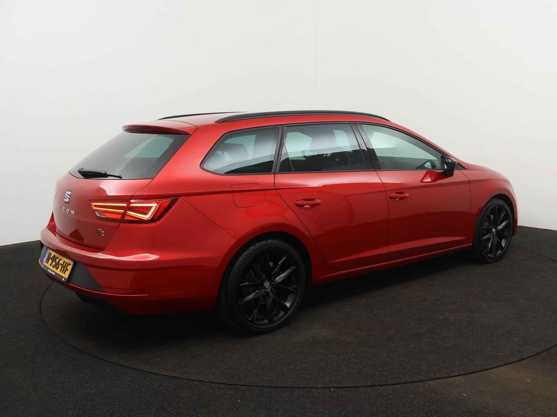 SEAT Leon ST 1.5 TSI FR Ultimate Edition Black Sky 150 PK | Automaat | LED Koplampen | Navigatie | BEATS Soundsystem | Apple Carplay/Android Auto | Achteruitrijcamera | Climate Control | Alcantara bekleding | Keyless-Entry | Adaptive Cruise Control | Parkeersensoren | Stoelverwarming | Privacy Glass | Lichtmetalen velgen | - 4/22