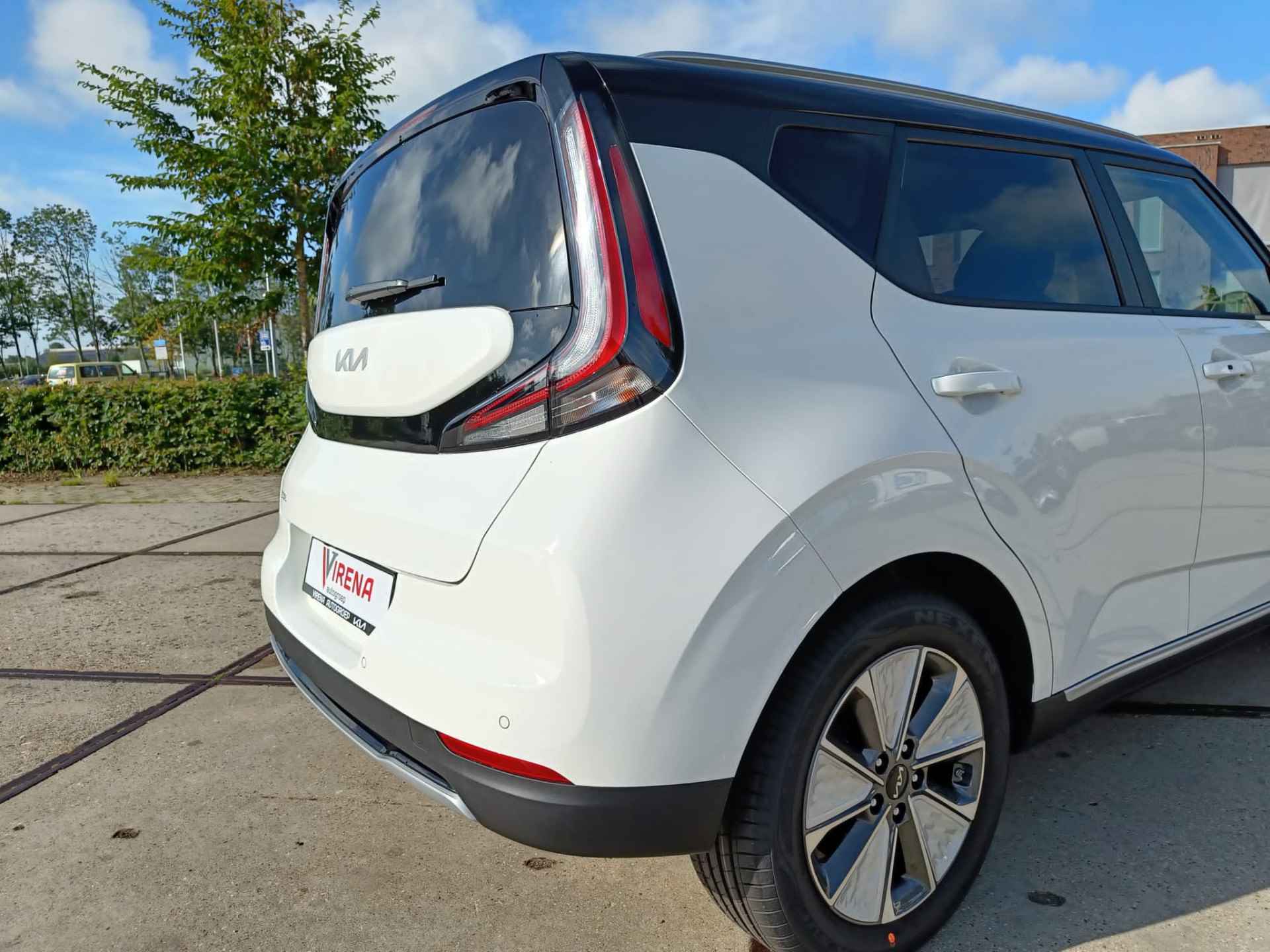 Kia e-Soul DynamicPlusLine 64kWh - Direct leverbaar - Navigatie - Climate Control - Stoelverwarming - Stuurverwarming - Fabrieksgarantie tot 2031 - 4/31