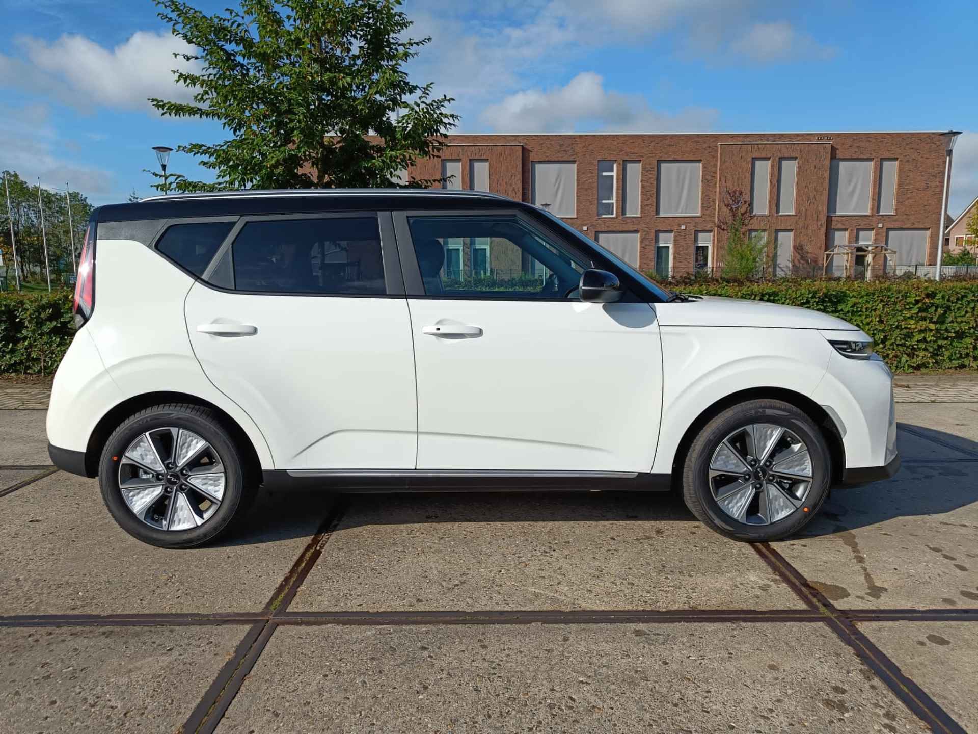 Kia e-Soul DynamicPlusLine 64kWh - Direct leverbaar - Navigatie - Climate Control - Stoelverwarming - Stuurverwarming - Fabrieksgarantie tot 2031 - 9/31