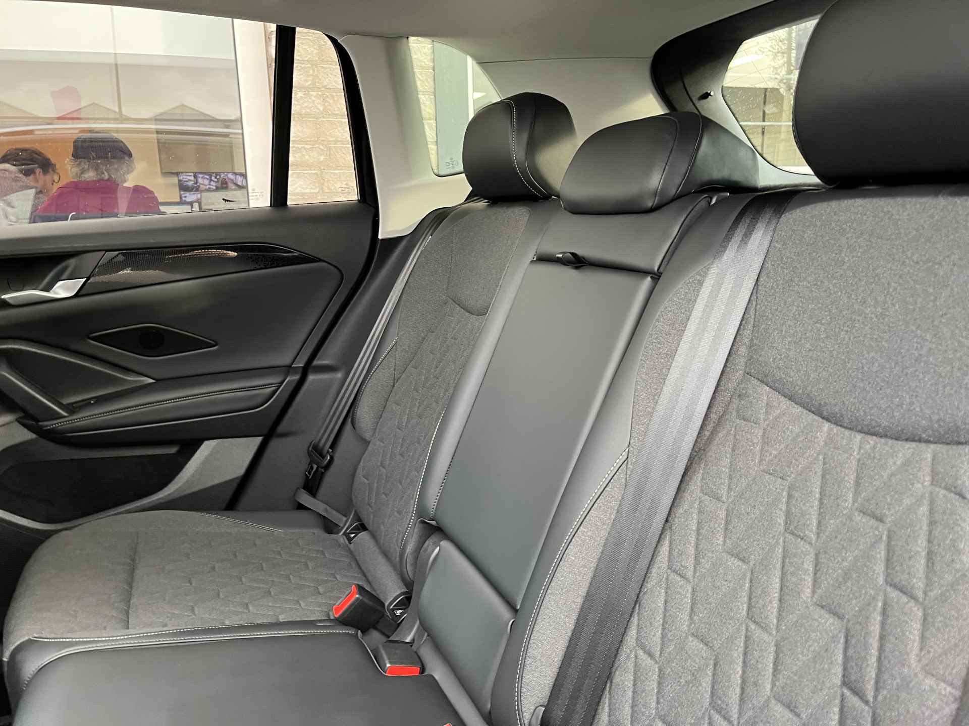 Volkswagen Tiguan 1.5 eTSI Life Edition / AUTOMAAT/ GARANTIE TM 6-2030/ PANO/ CAMERA/ PARK. SENSOREN/ LED/ DODE HOEK/ KEYLESS/ ADAPT. CRUISE/ APP CONNECT/ CLIMA/ DAB/ - 44/64