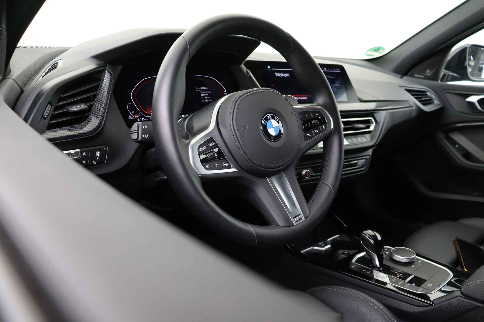 BMW 1-serie 120d High Executive M Sport Automaat / M Sportstoelen / Adaptieve LED / Stoelverwarming / Harman Kardon / Parking Assistant / Live Cockpit Professional / Cruise Control - 4/72