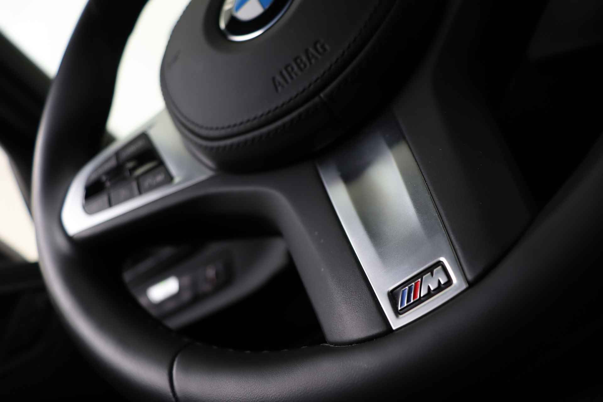 BMW 1-serie 120d High Executive M Sport Automaat / M Sportstoelen / Adaptieve LED / Stoelverwarming / Harman Kardon / Parking Assistant / Live Cockpit Professional / Cruise Control - 34/72