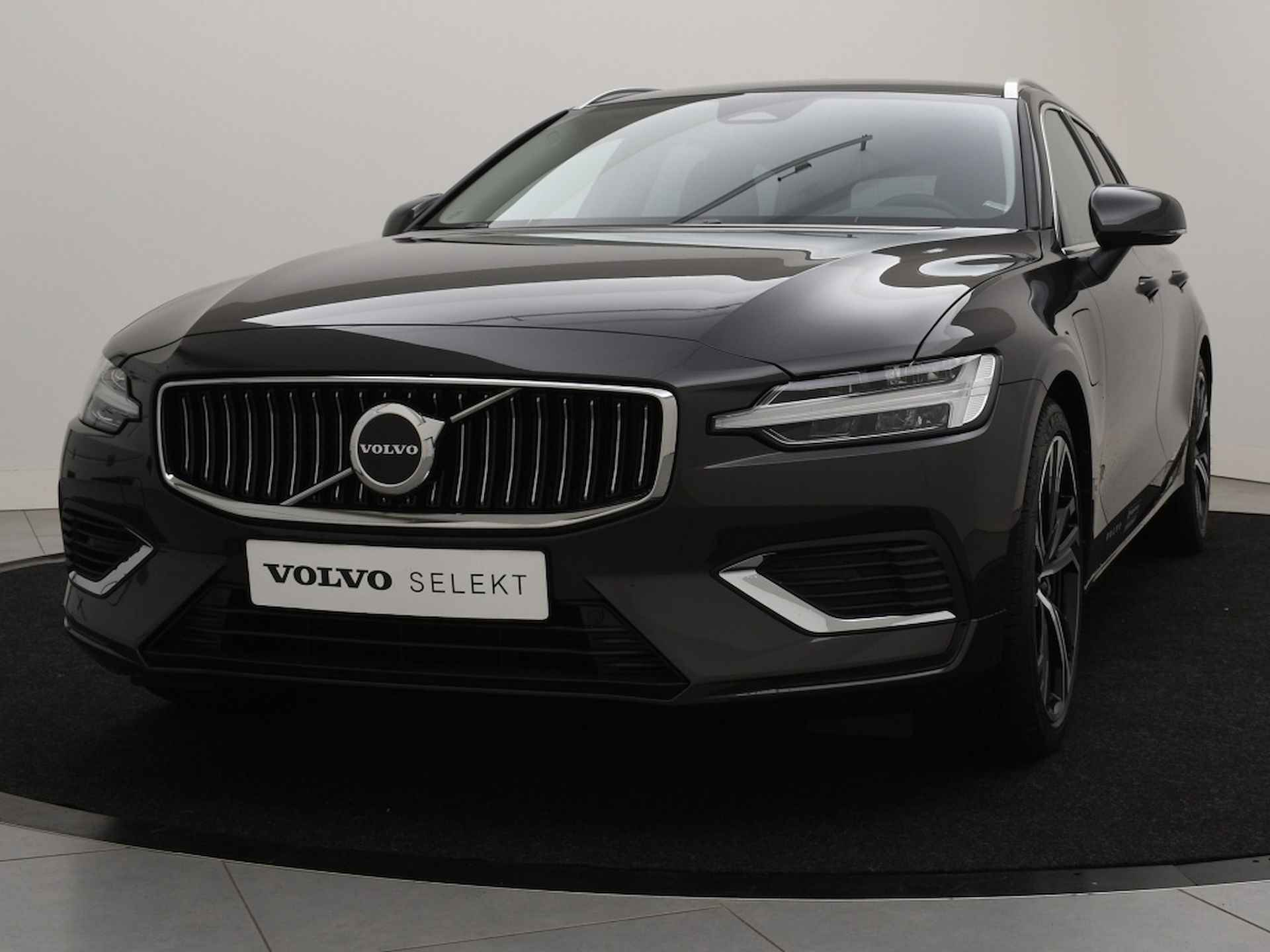 Volvo V60 T6 PLUG-IN HYBRID ESSENTIAL EDITION 19INCH GETINT GLAS STOELVERW - 2/37