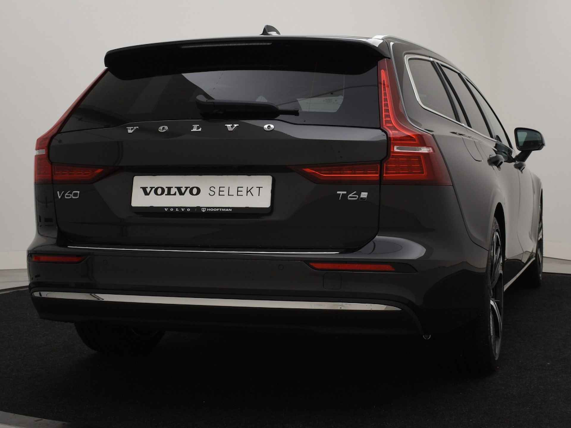 Volvo V60 T6 PLUG-IN HYBRID ESSENTIAL EDITION 19INCH GETINT GLAS STOELVERW - 4/37