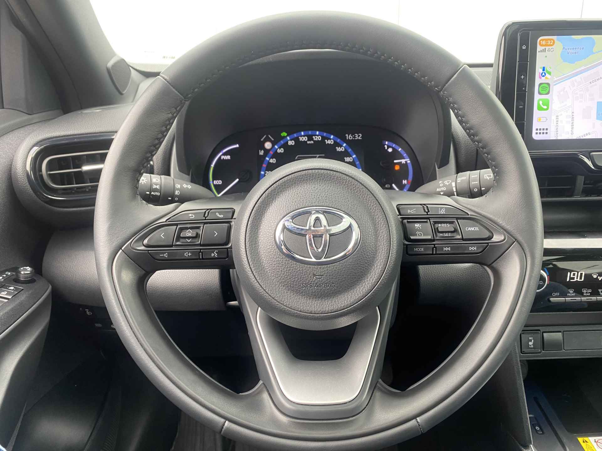 Toyota Yaris Cross 1.5 Hybrid Style Panoramadak Navi Headup Carplay Clima Cruise Keyless Stoel Stuur Verwarming - 18/33