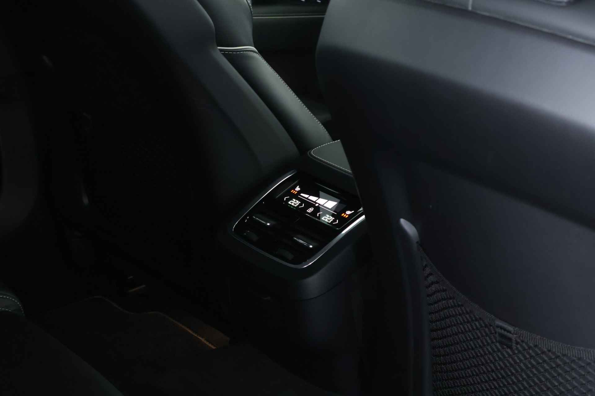 Volvo V90 2.0 D5 AWD R-Design Panorama / Opendak / HUD / Leder / B&W / Pilot Assist - 16/37