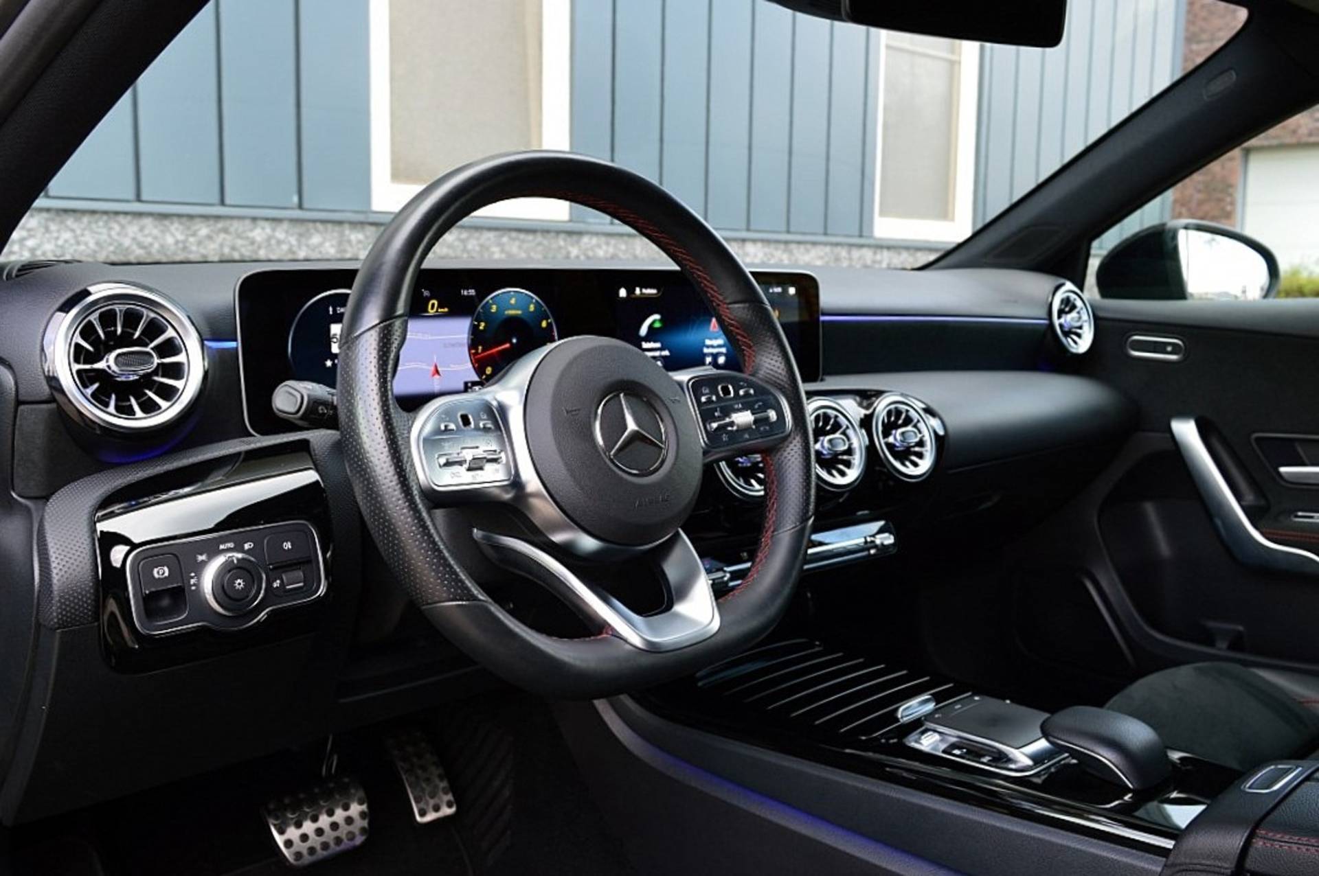 Mercedes-Benz A-Klasse 200 Business Solution AMG Rijklaarprijs-Garantie Sfeerverlichting Navigatie Panorama dak Led Camera Airco - 11/42